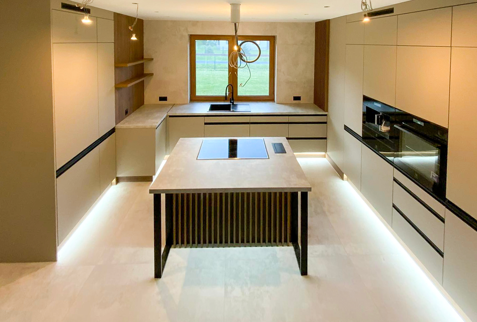 Kuchnia z szaro-szarymi korpusami Kronospan Clay Grey