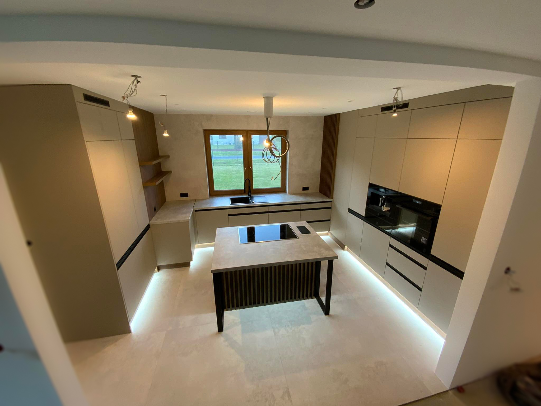 Kuchnia z szaro-szarymi korpusami Kronospan Clay Grey