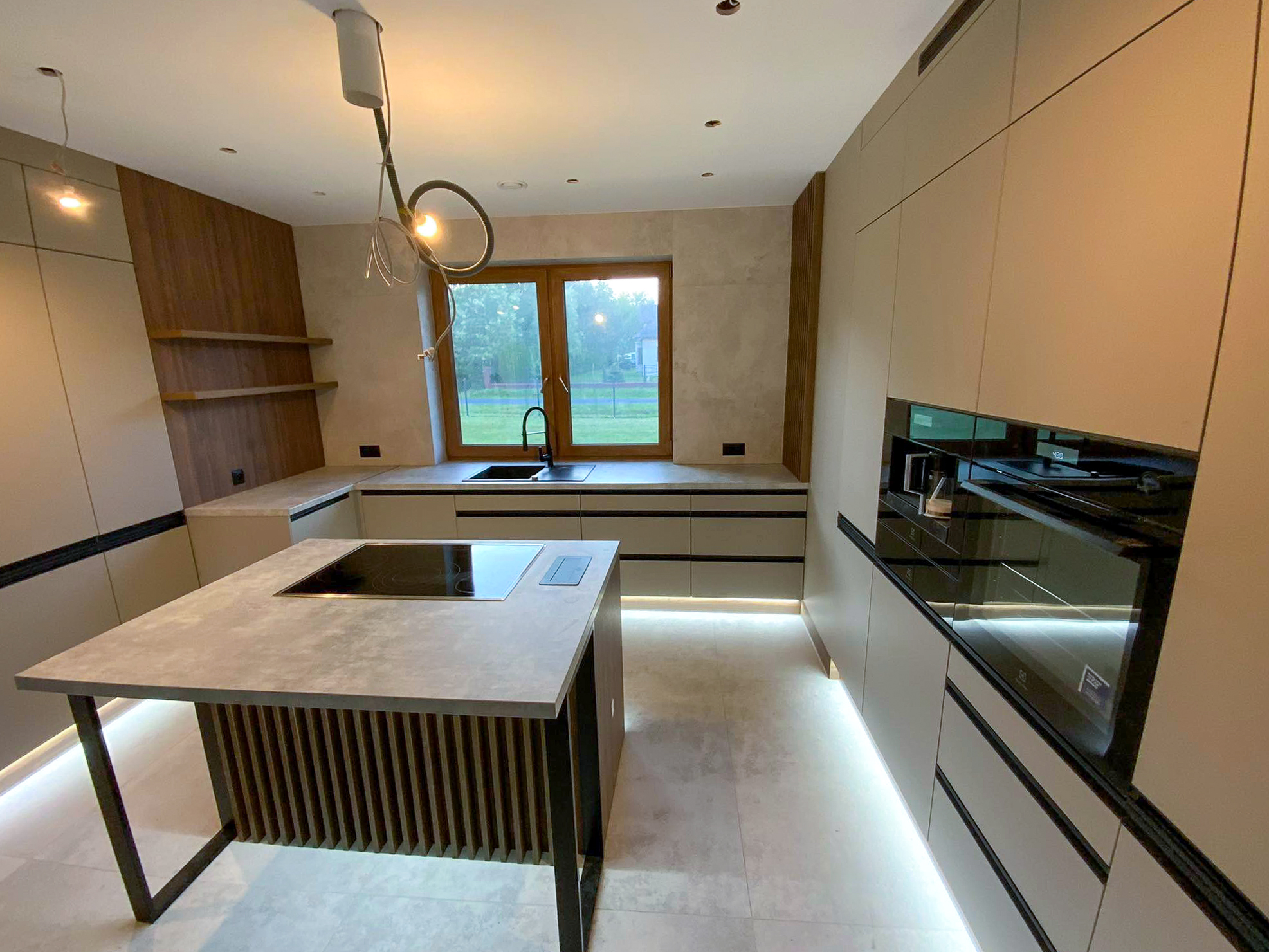 Kuchnia z szaro-szarymi korpusami Kronospan Clay Grey