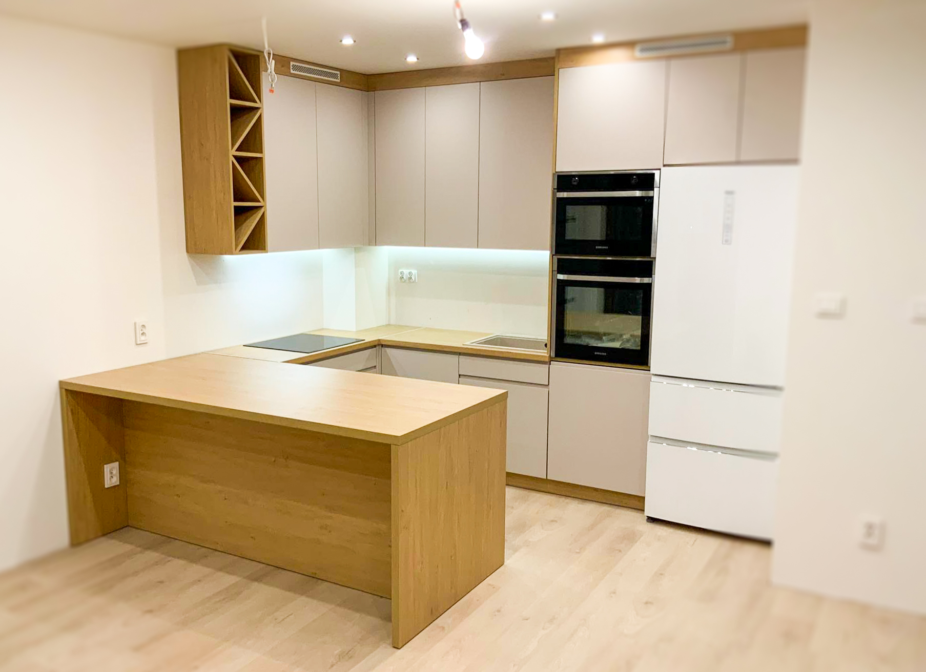 Kuchnia otwarta na salon - harmonijne połączenie dwóch przestrzeni