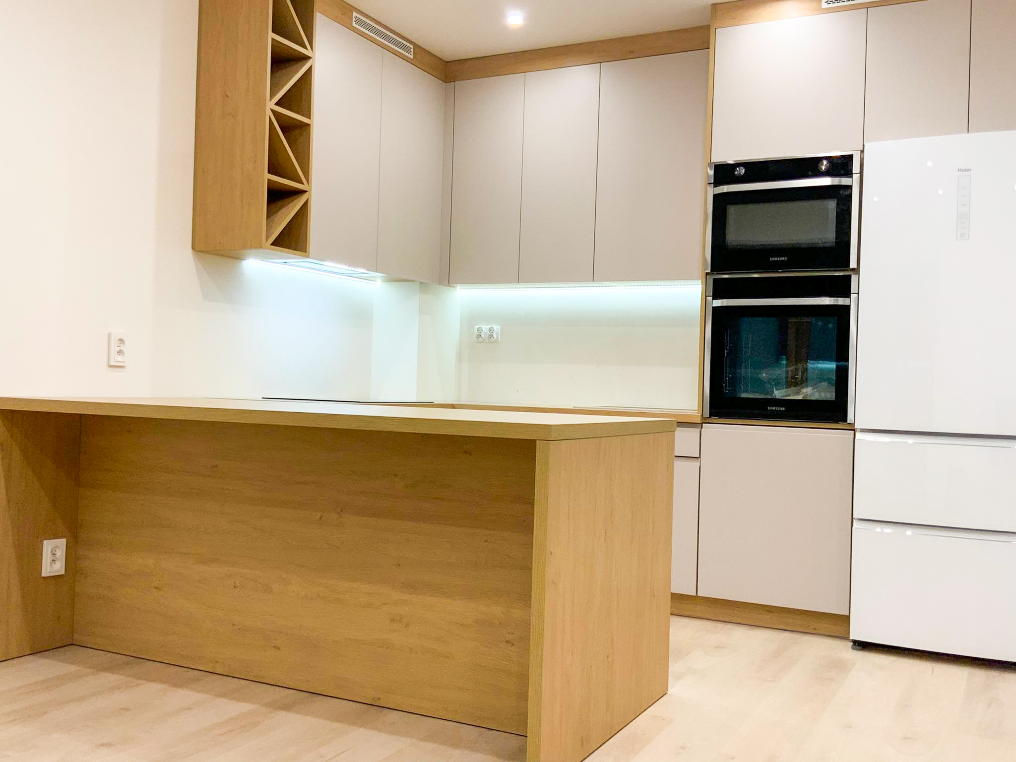 Kuchnia otwarta na salon - harmonijne połączenie dwóch przestrzeni