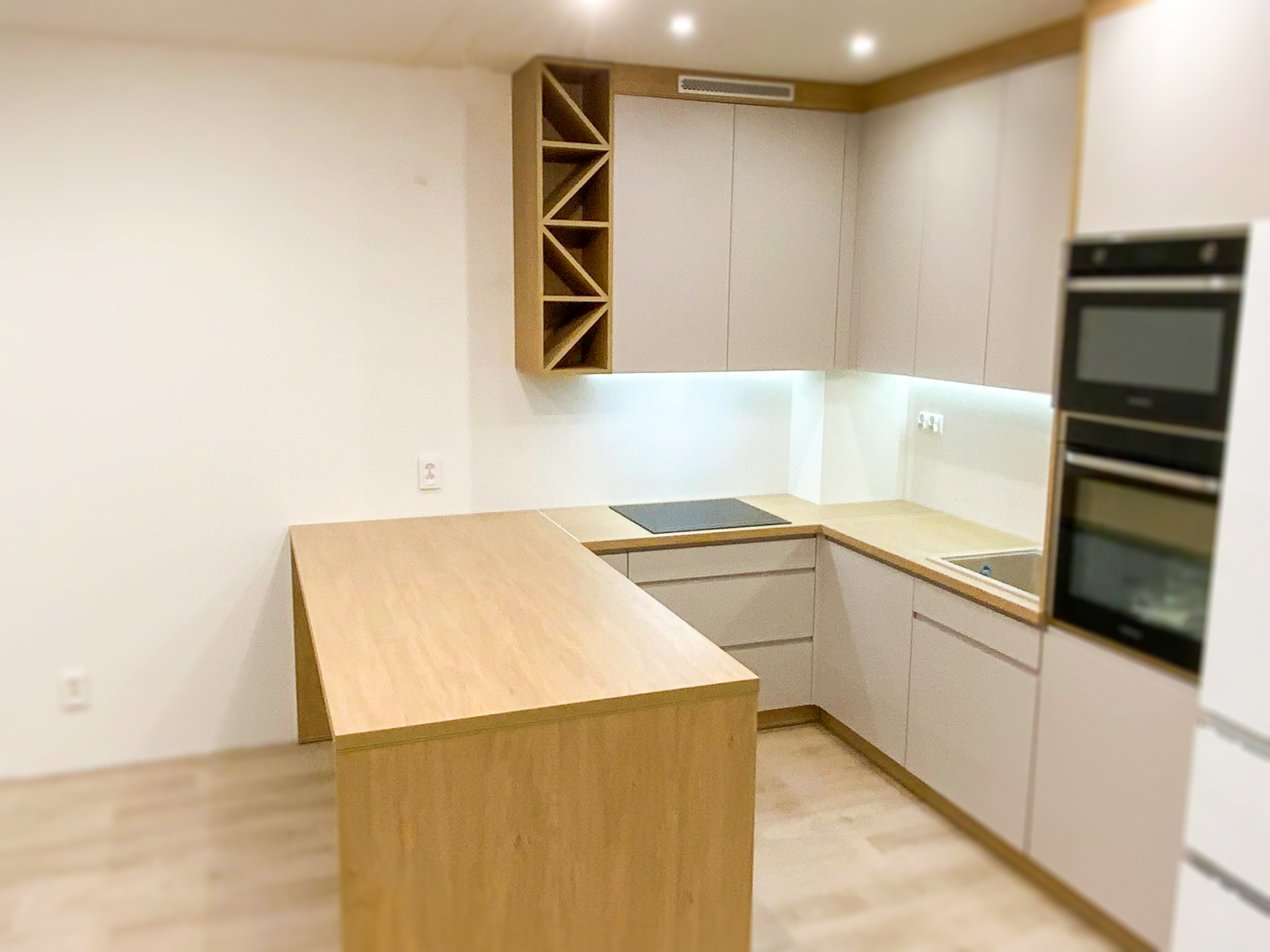 Kuchnia otwarta na salon - harmonijne połączenie dwóch przestrzeni