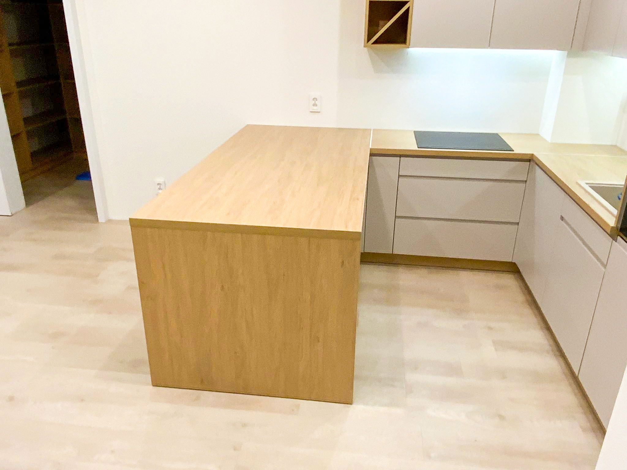 Kuchnia otwarta na salon - harmonijne połączenie dwóch przestrzeni