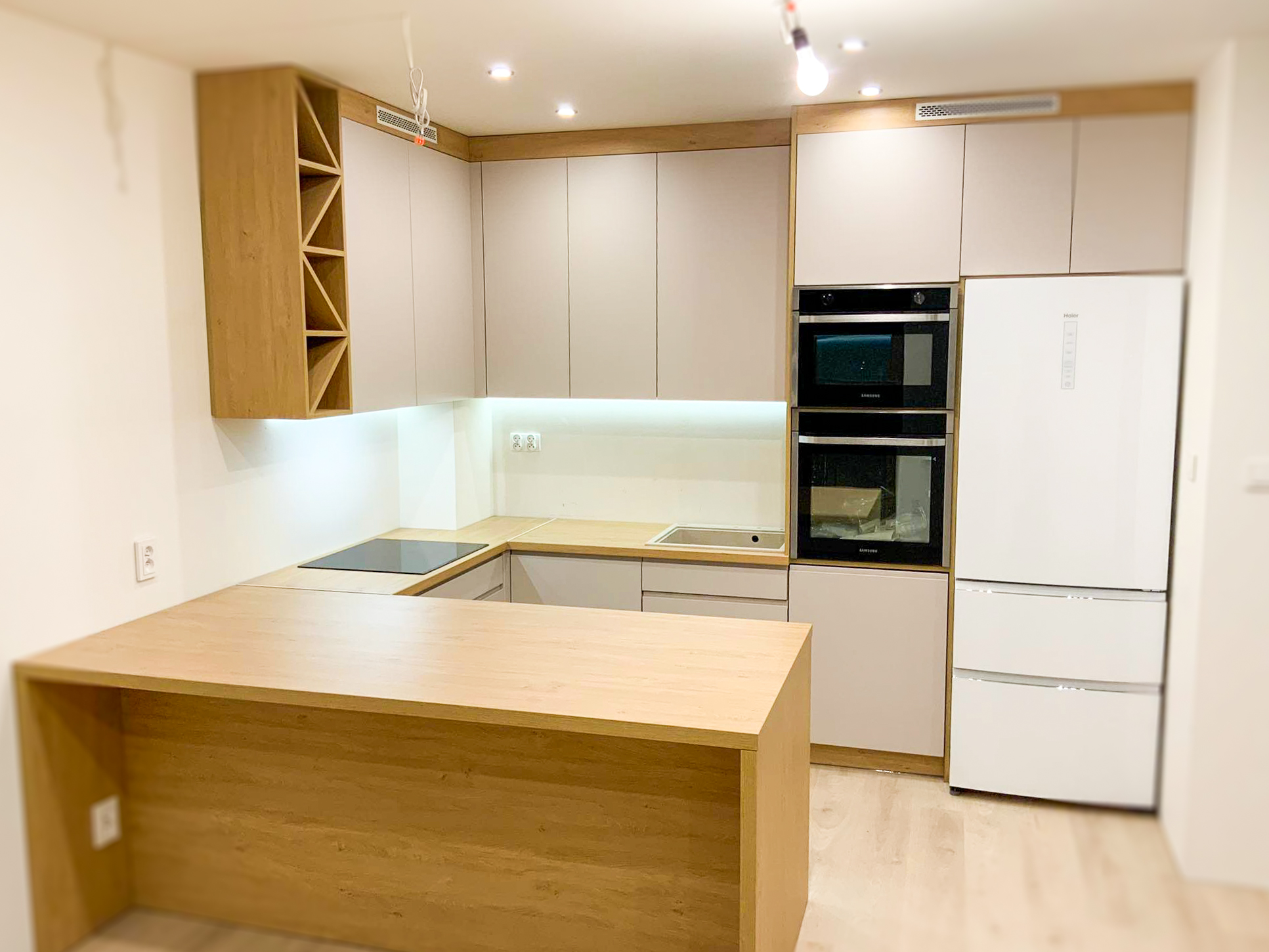 Kuchnia otwarta na salon - harmonijne połączenie dwóch przestrzeni