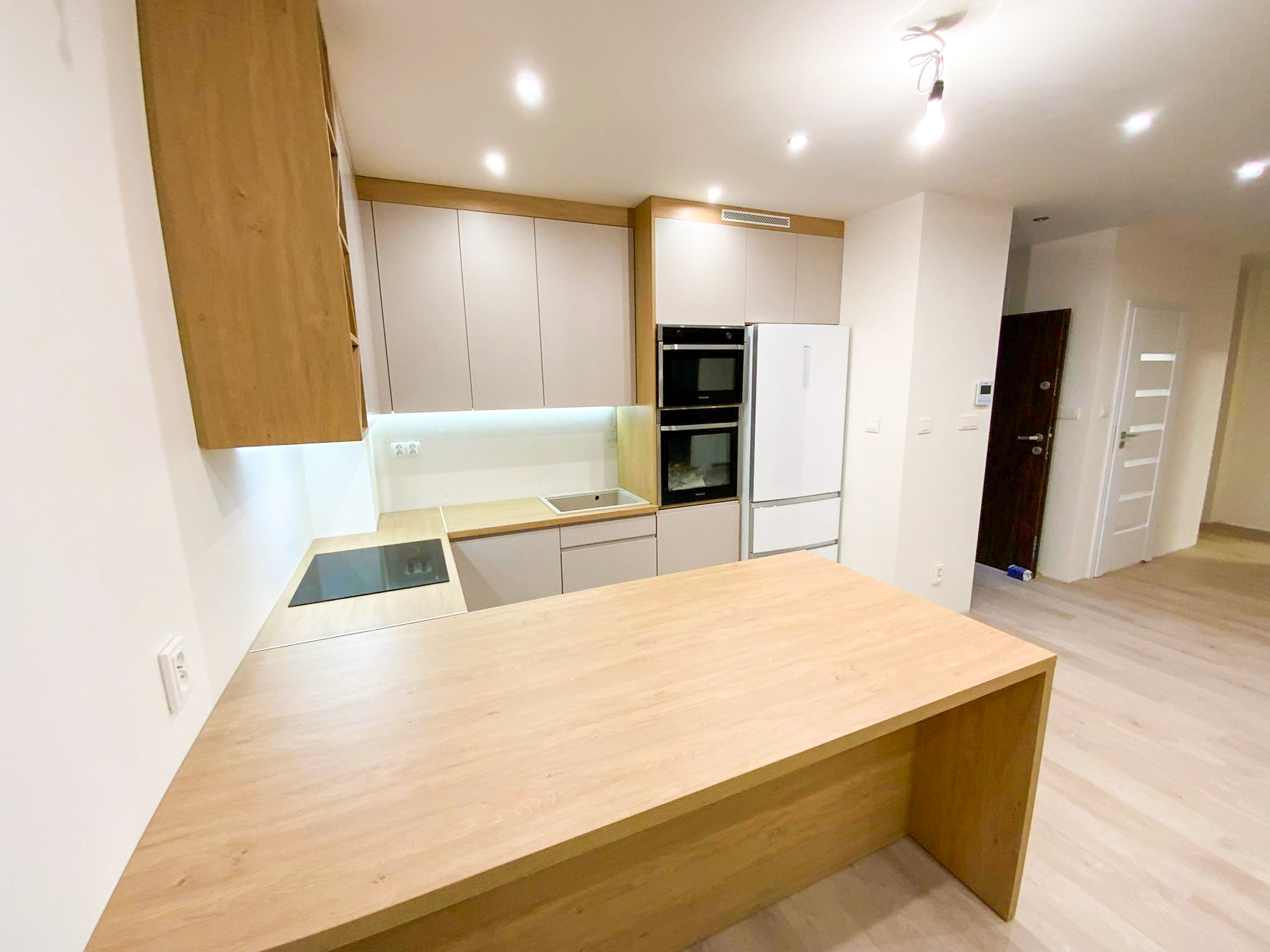 Kuchnia otwarta na salon - harmonijne połączenie dwóch przestrzeni