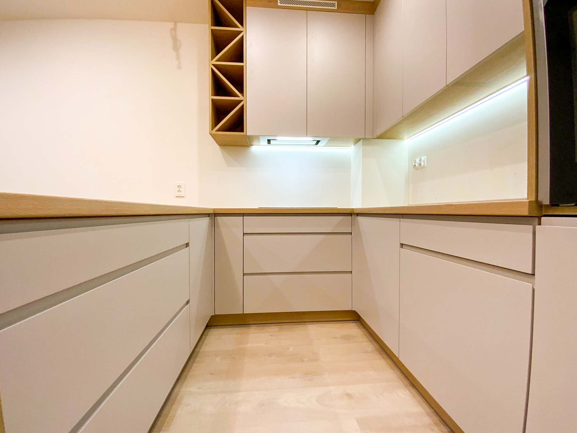 Zdjęcie przedstawiające elegancką kuchnię na wymiar stworzoną przez Meble na Wymiar Radomsko - Keda Meble, ukazujące doskonałość i precyzję wykonania