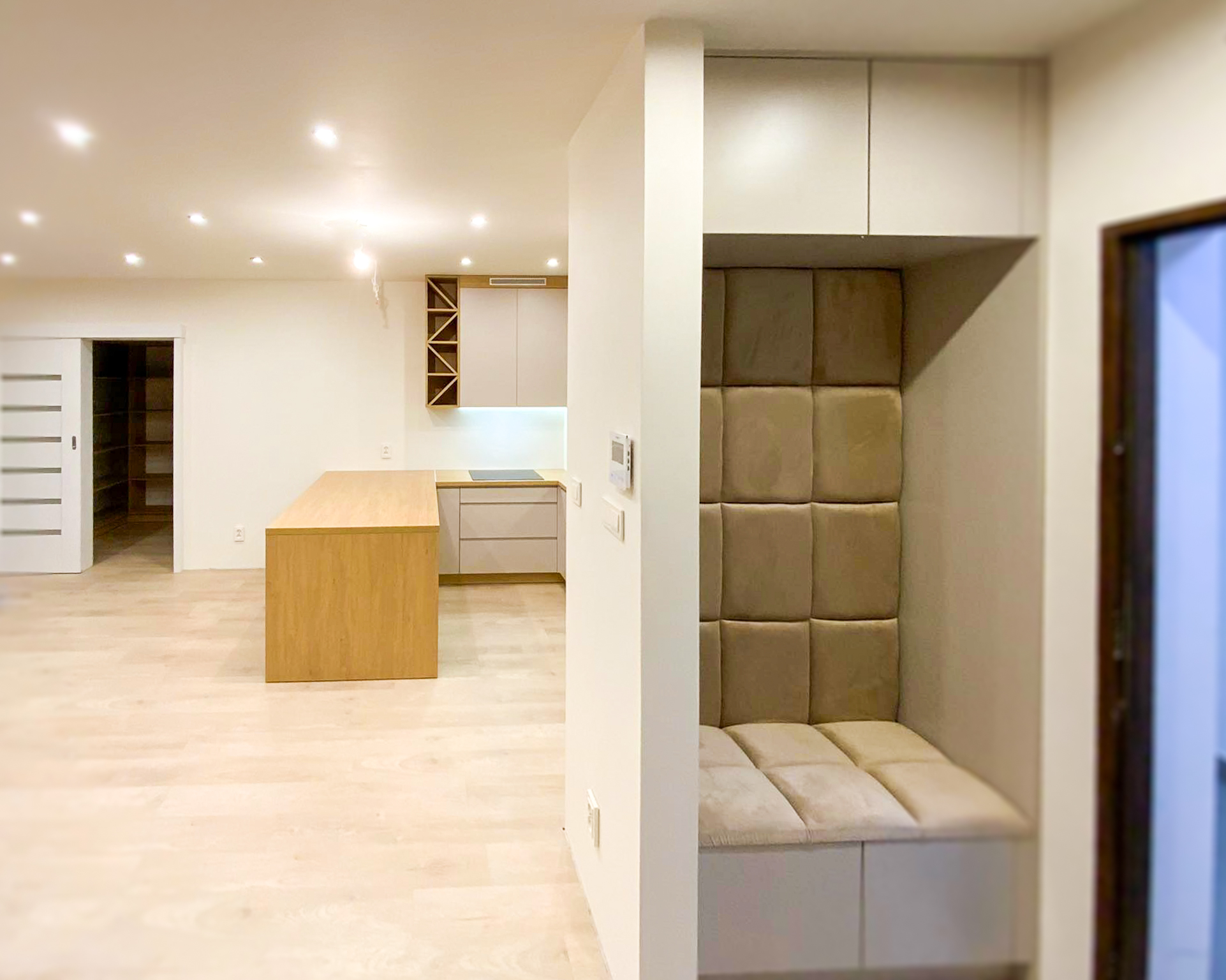 Pikowane Siedzisko w Korytarzu - Stylowa Wygoda na Twoim Progu