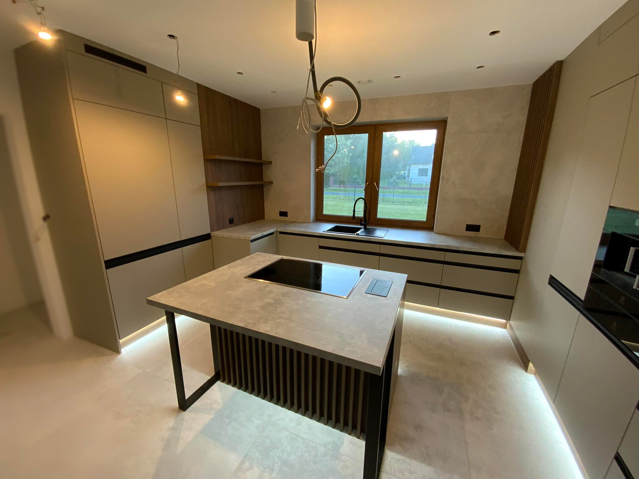 Kuchnia z szaro-szarymi korpusami Kronospan Clay Grey