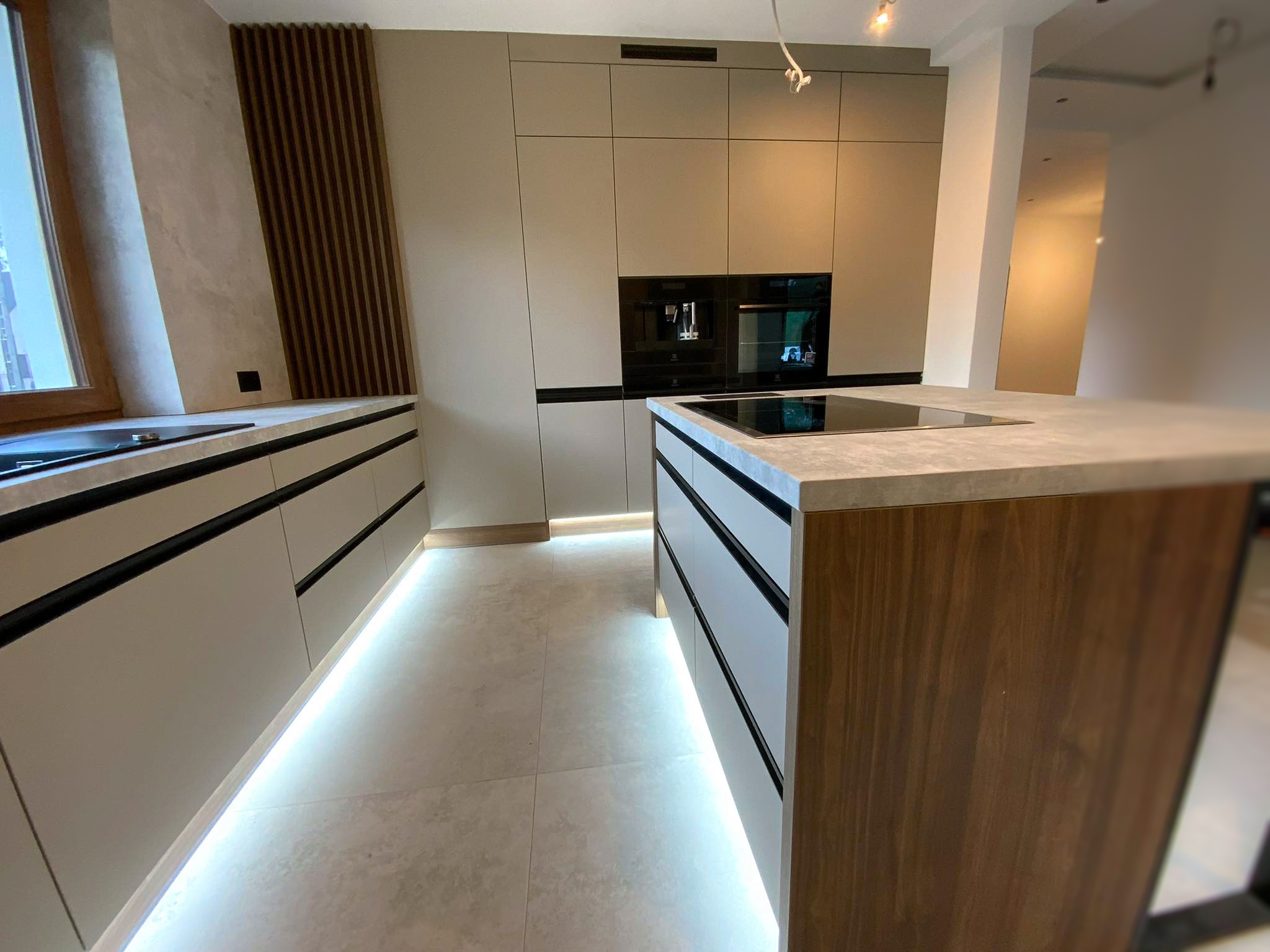 Kuchnia z szaro-szarymi korpusami Kronospan Clay Grey