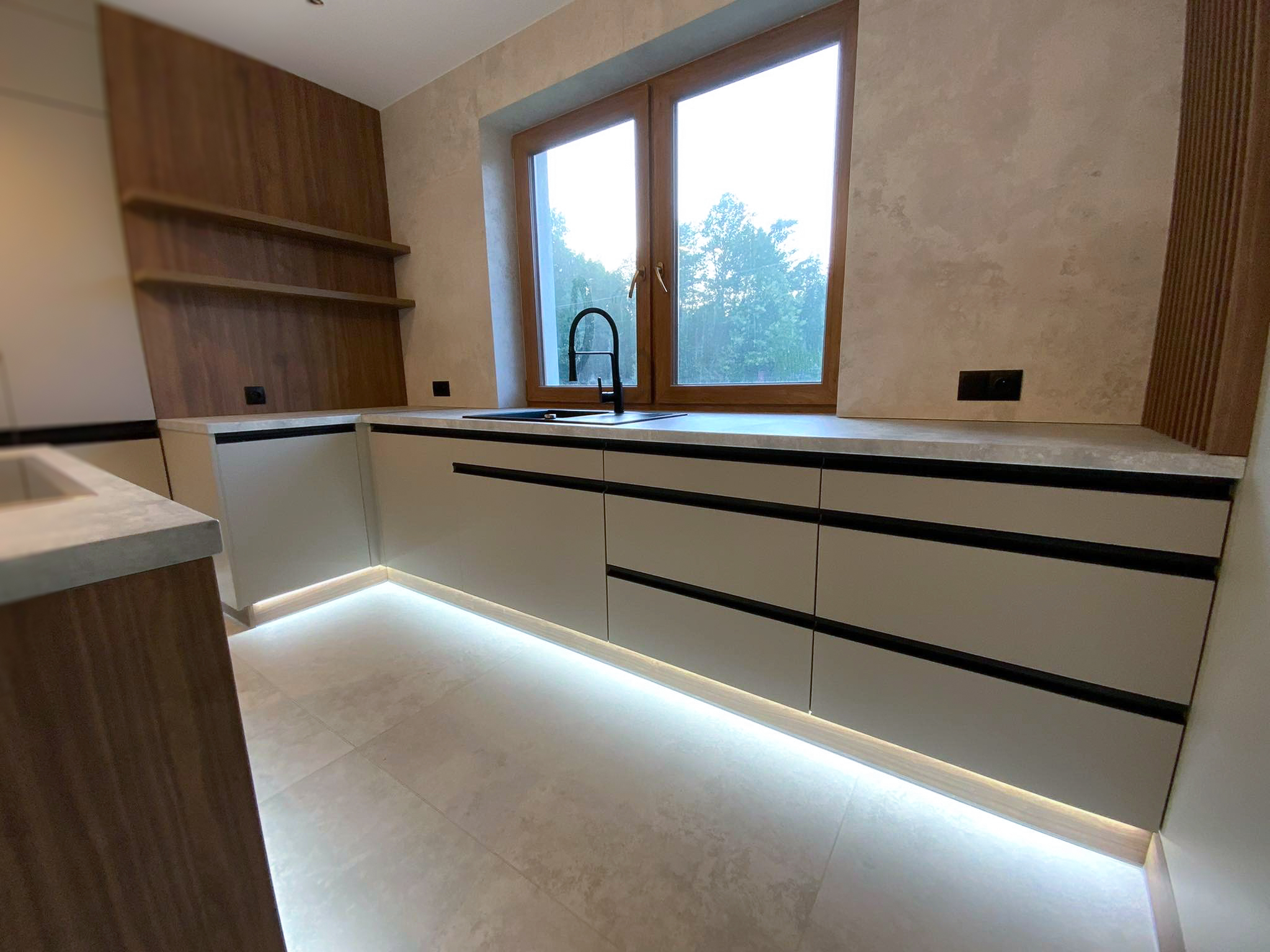 Kuchnia z szaro-szarymi korpusami Kronospan Clay Grey