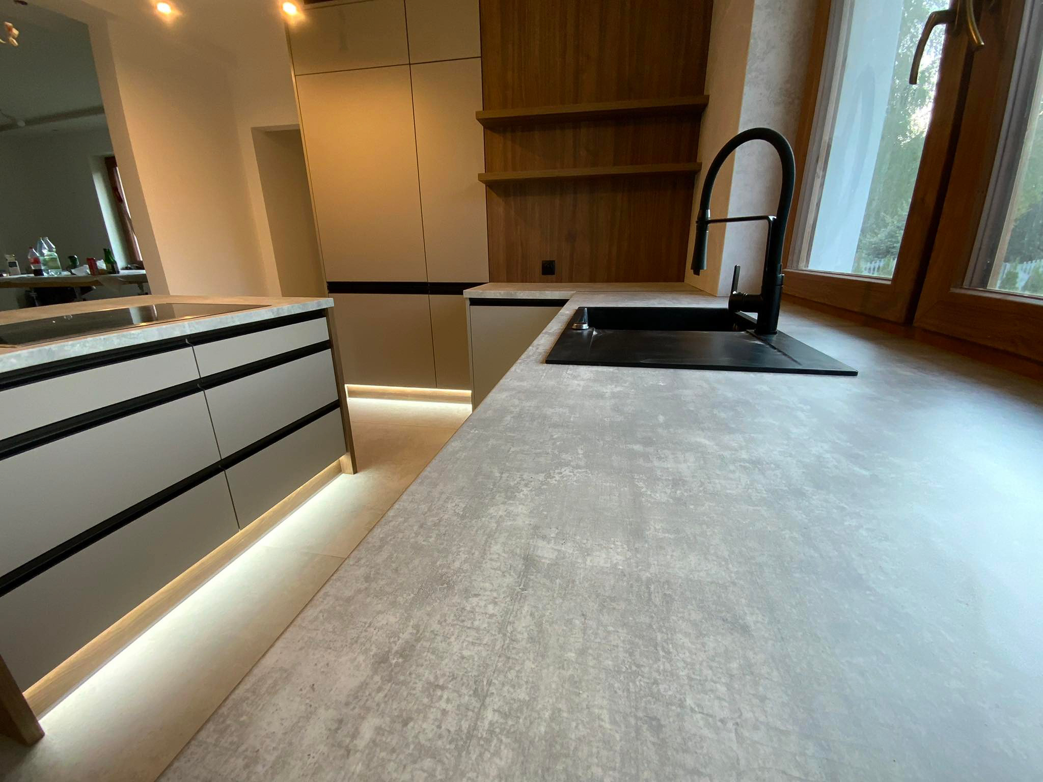 Kuchnia z szaro-szarymi korpusami Kronospan Clay Grey