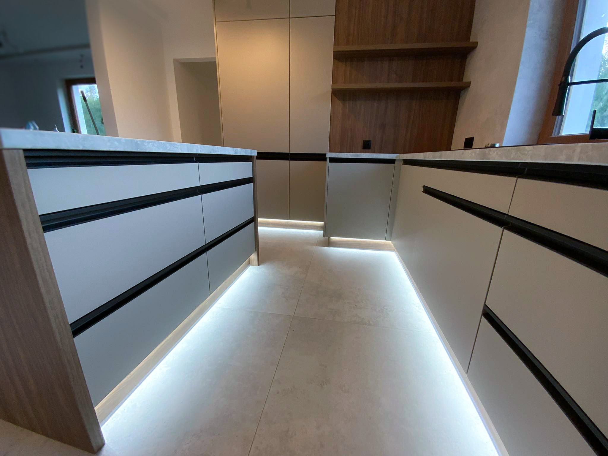 Kuchnia z szaro-szarymi korpusami Kronospan Clay Grey