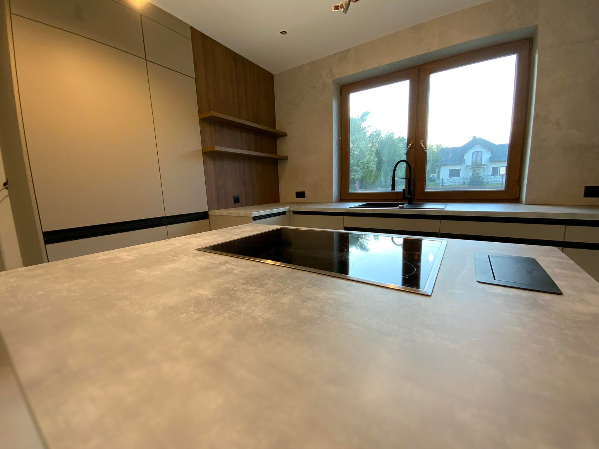 Kuchnia z szaro-szarymi korpusami Kronospan Clay Grey