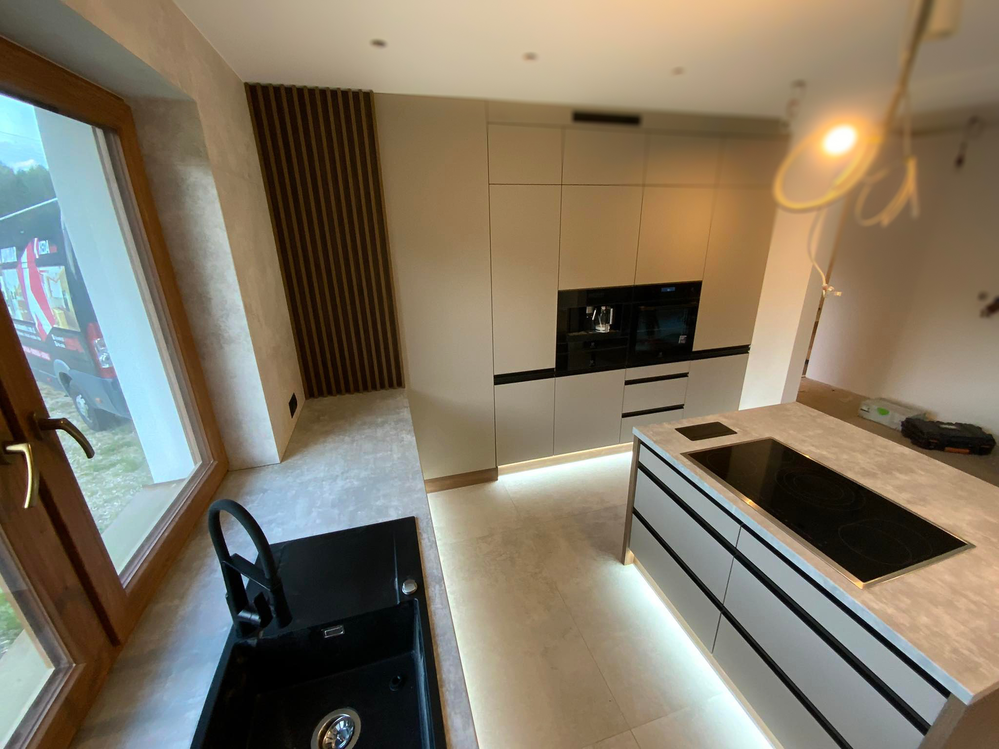 Kuchnia z szaro-szarymi korpusami Kronospan Clay Grey