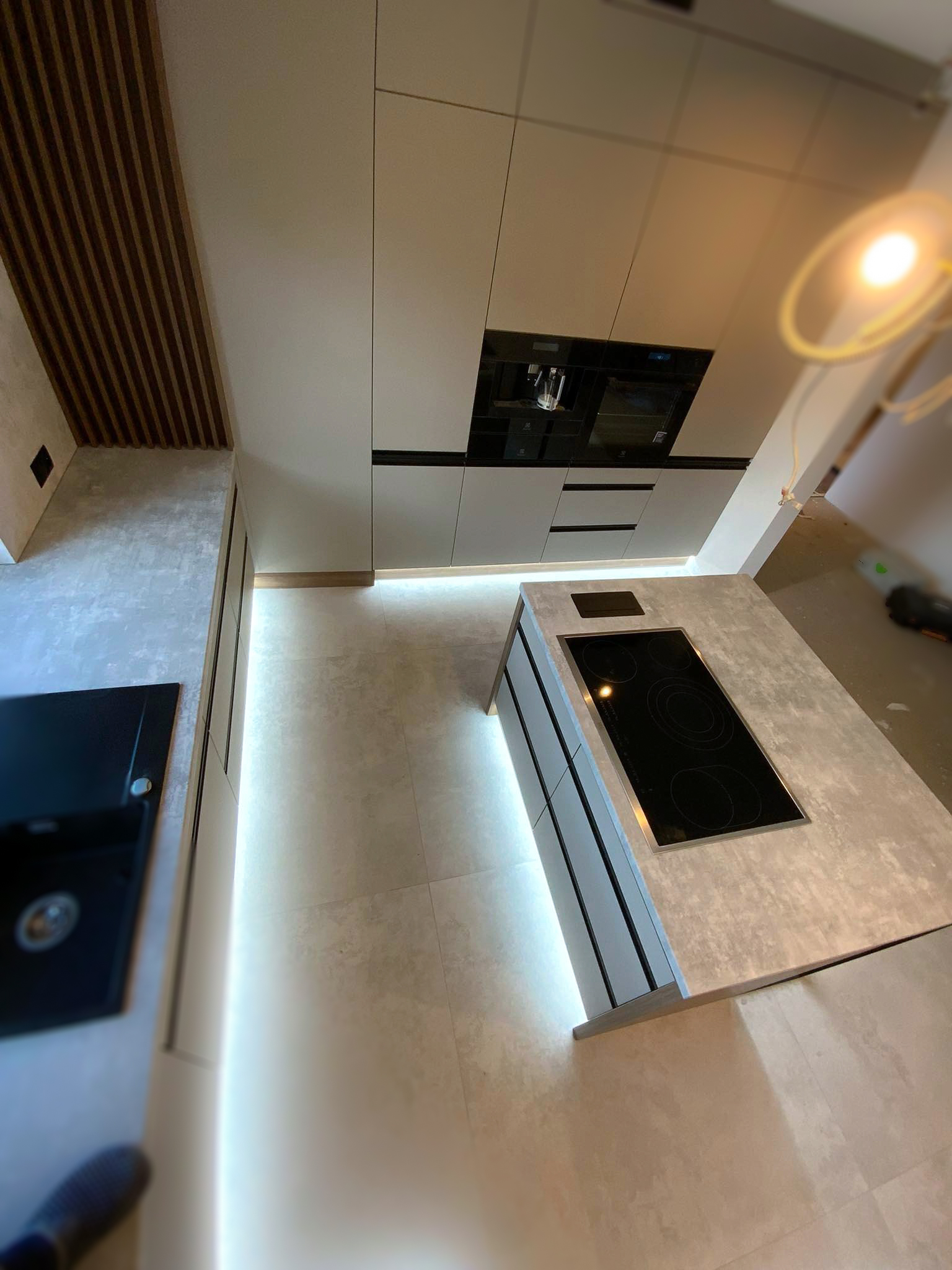 Kuchnia z szaro-szarymi korpusami Kronospan Clay Grey