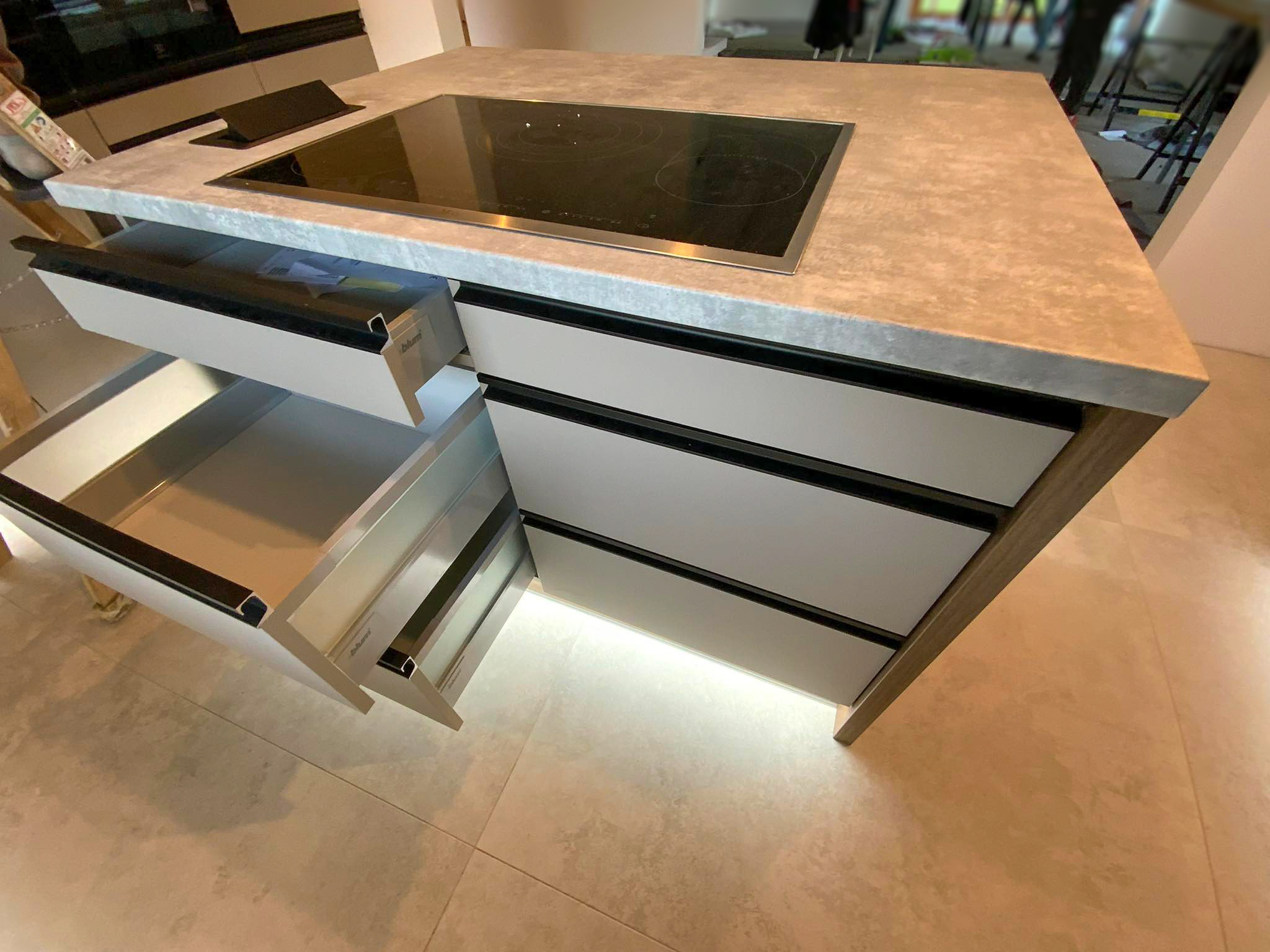 Kuchnia z szaro-szarymi korpusami Kronospan Clay Grey