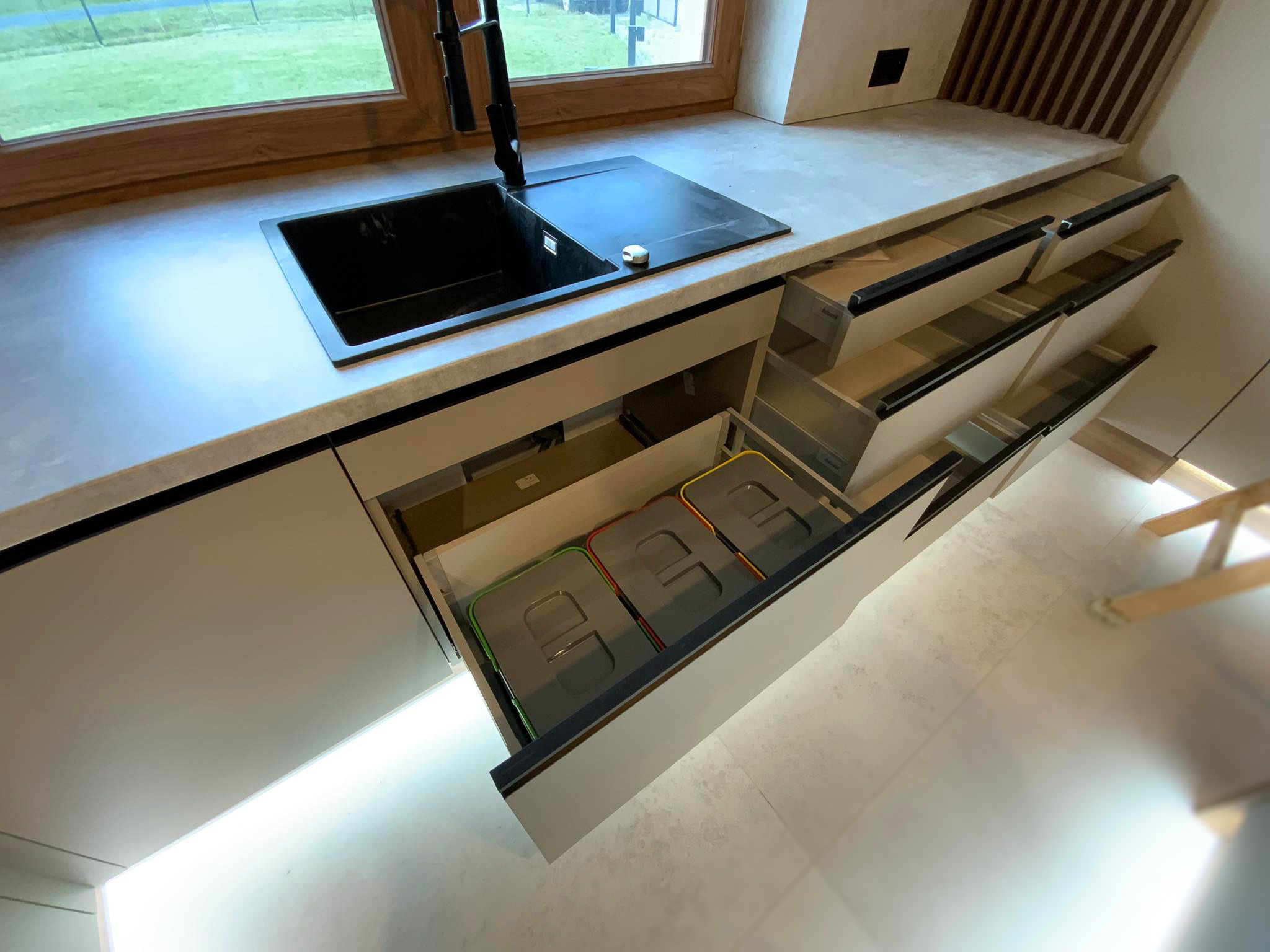 Kuchnia z szaro-szarymi korpusami Kronospan Clay Grey