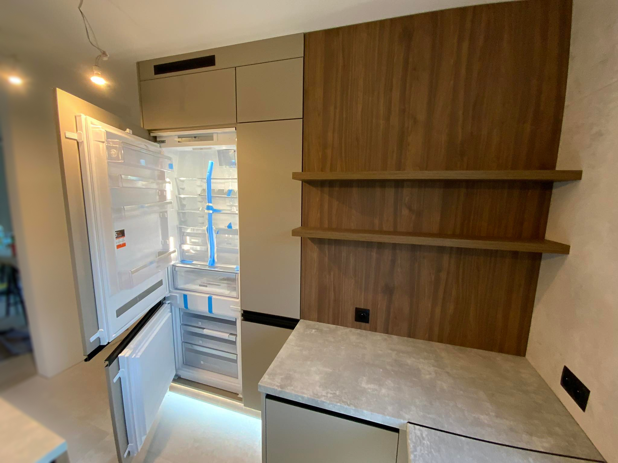 Kuchnia z szaro-szarymi korpusami Kronospan Clay Grey