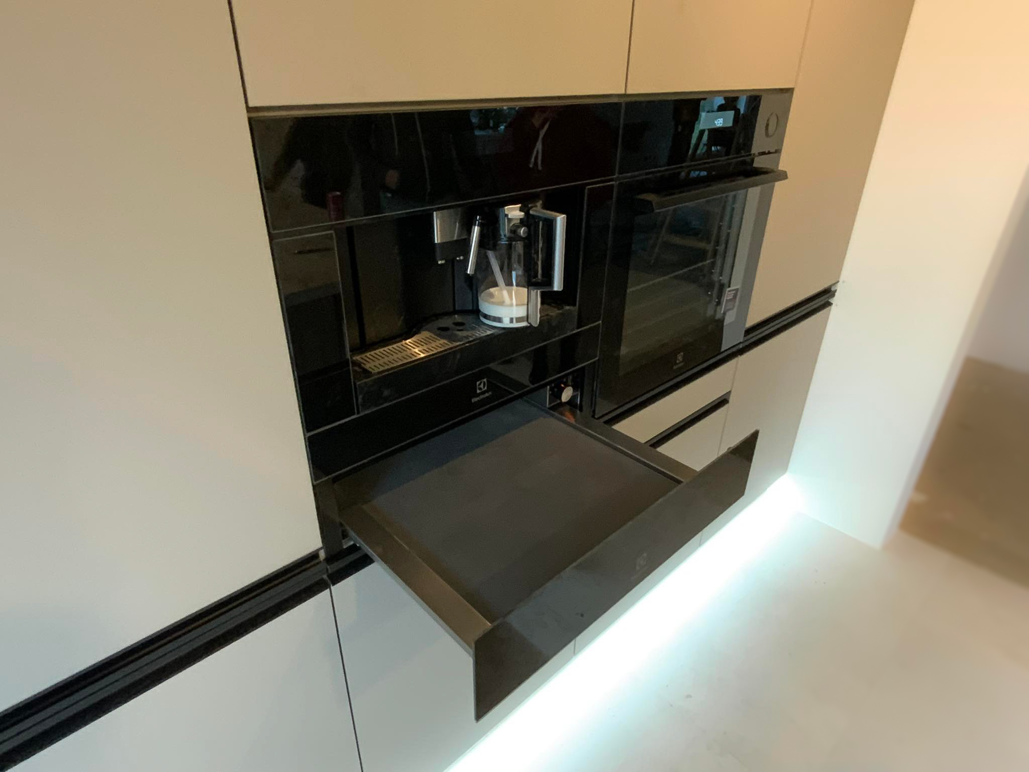 abudowany ekspres do kawy, idealny dodatek do naszej eleganckiej kuchni