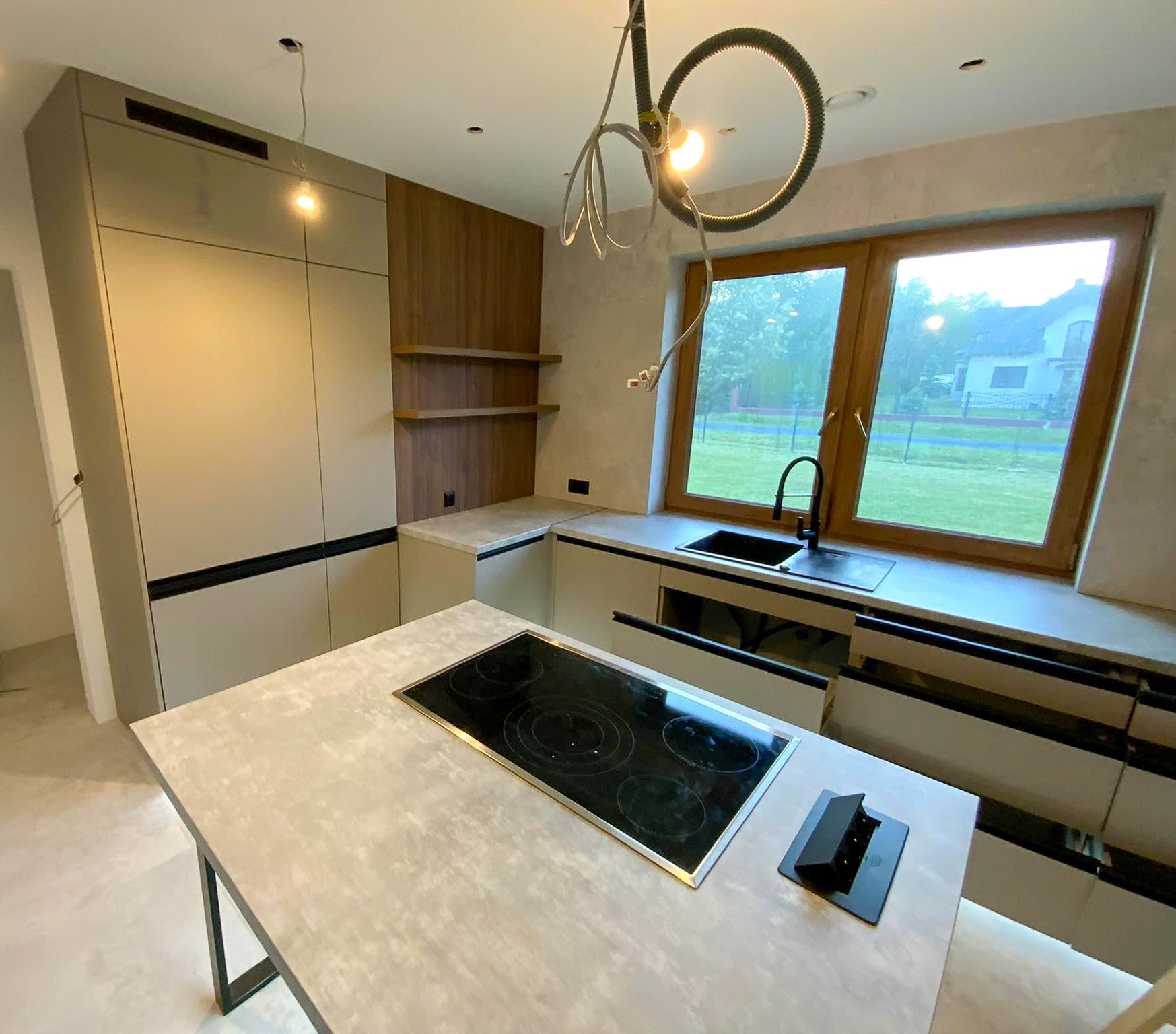 Zlew w kuchni, pięknie oświetlony dziennym światłem przez okno