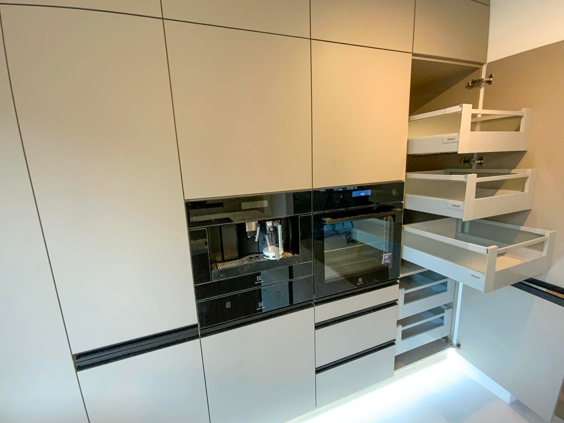 zabudowana szafka kuchenna z praktycznymi wysuwanymi szufladami