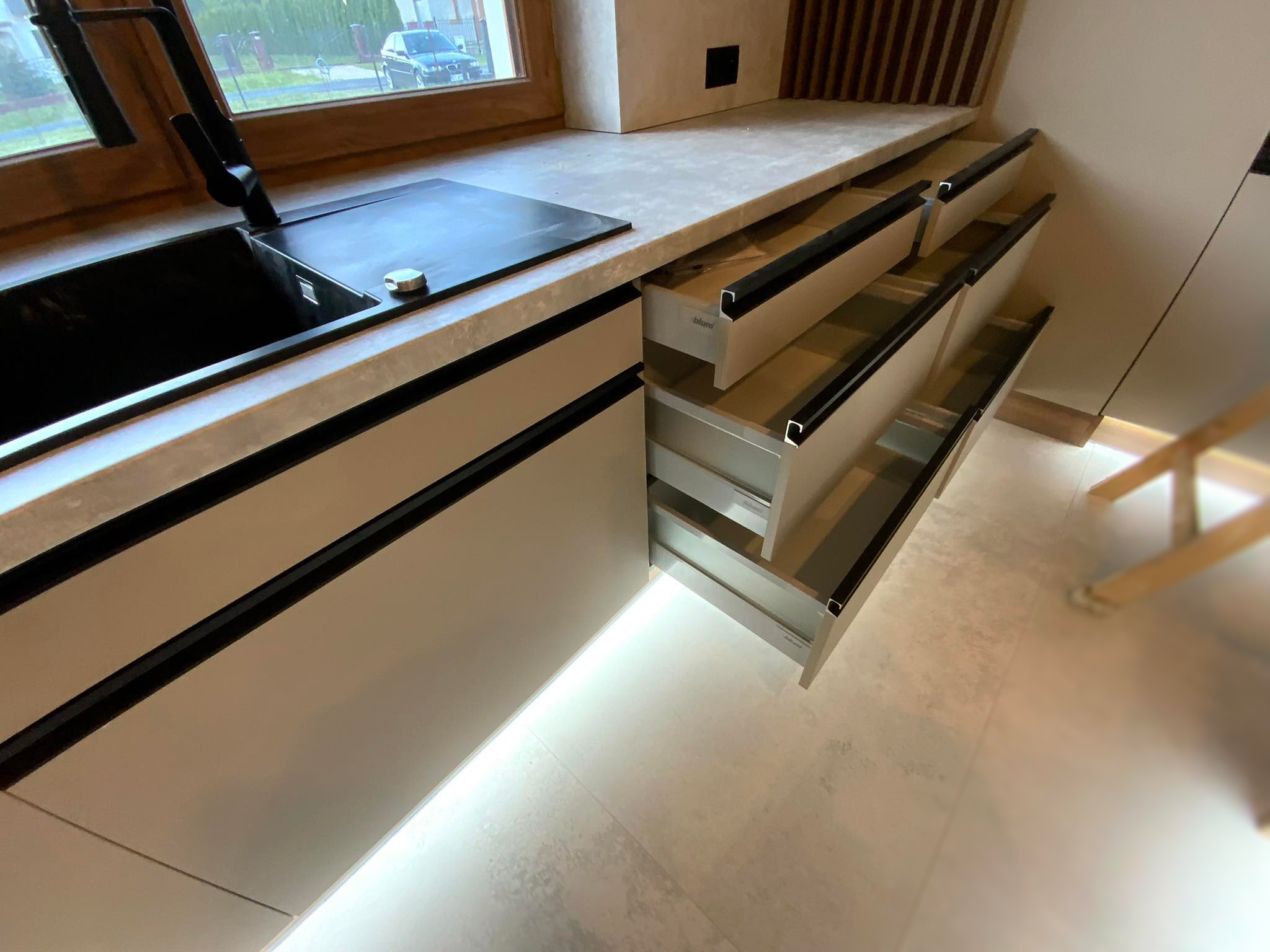 Szuflady kuchenne z wykorzystaniem systemu Blum dla doskonałej funkcjonalności