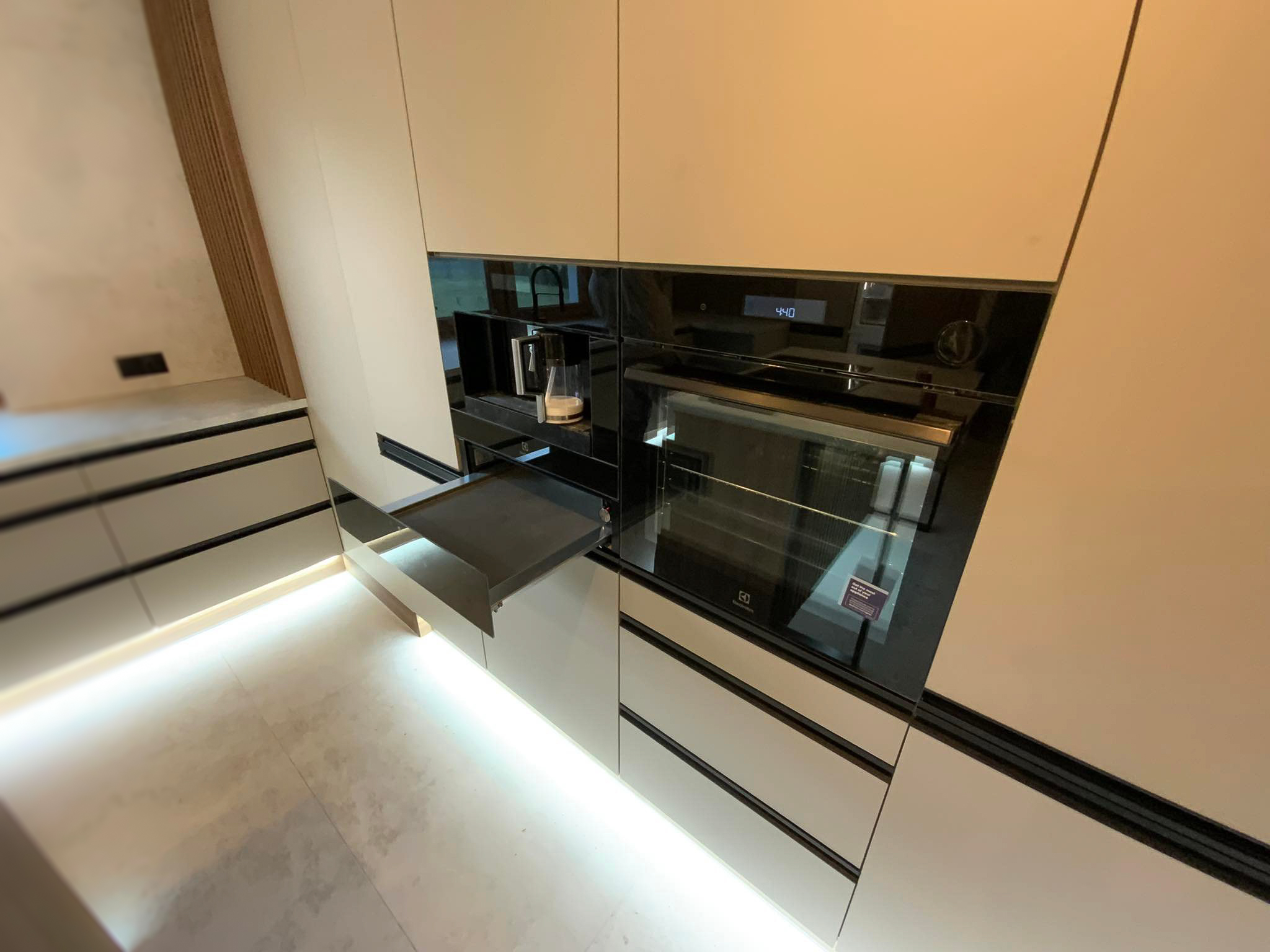 Zabudowany ekspres do kawy, idealny dodatek do naszej eleganckiej kuchni