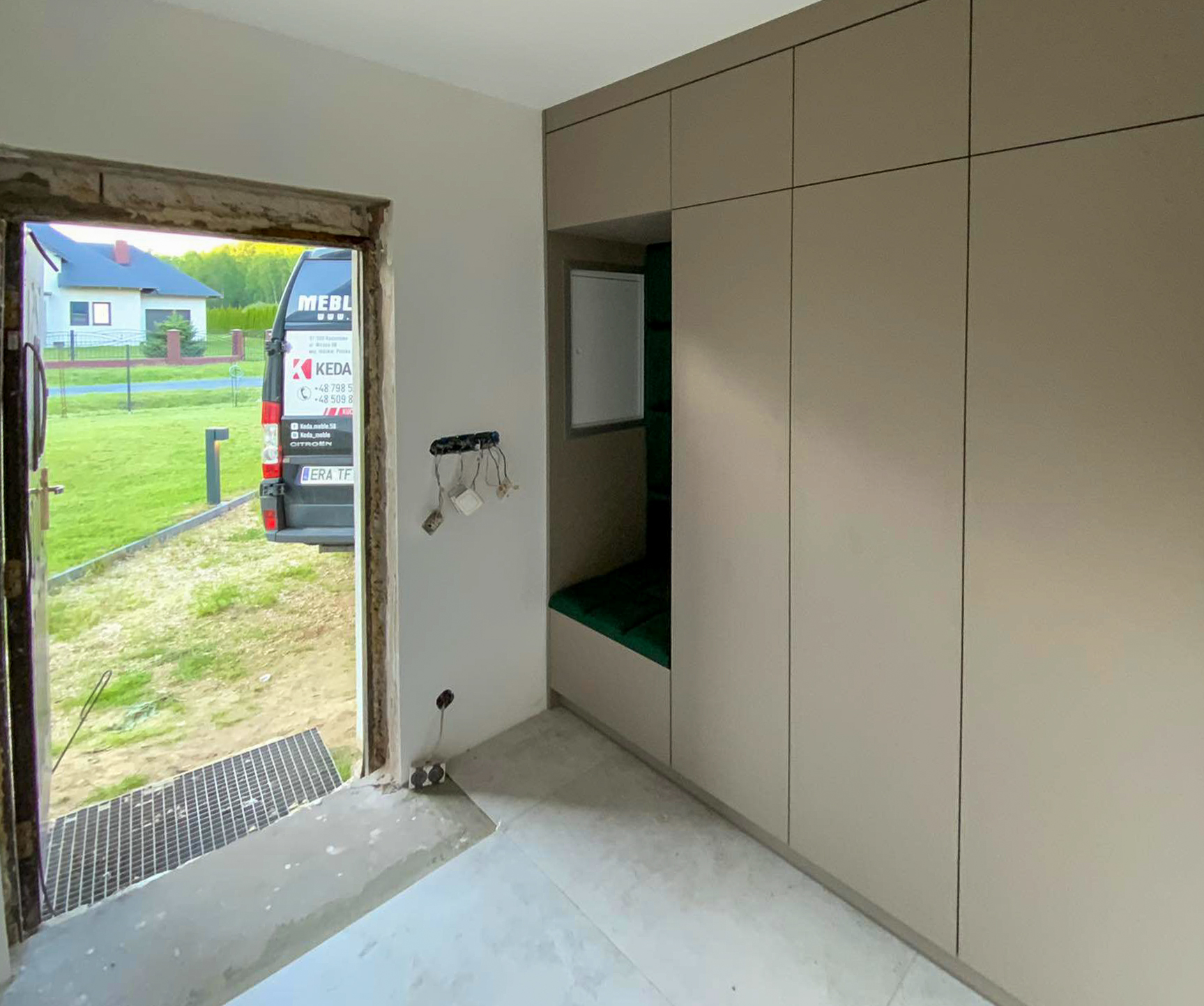 Elegancka szafa z pikowanym siedziskiem