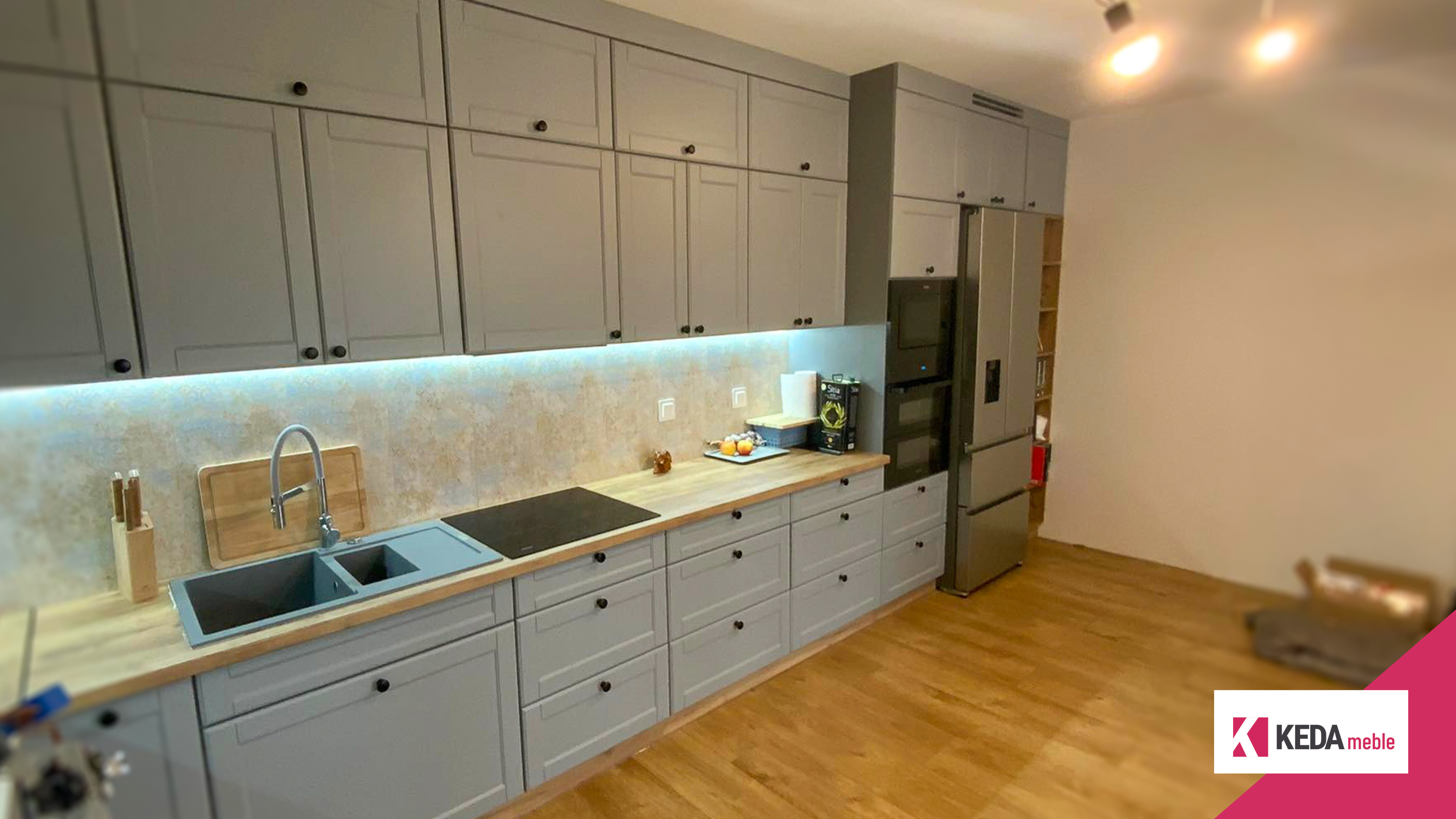 Kuchnia w stylu angielskim z szarością