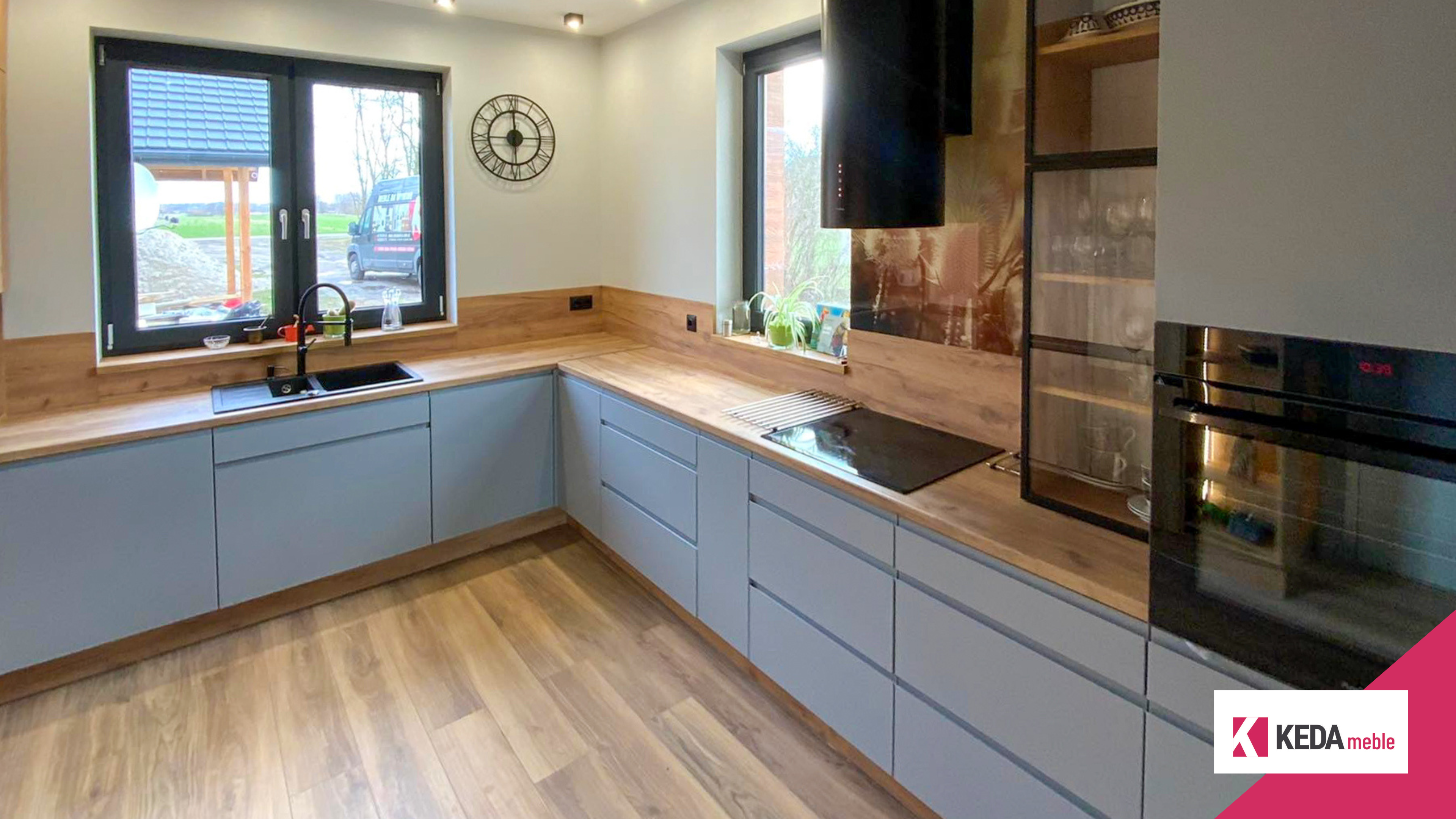 Przestronna kuchnia na wymiar. Zapraszamy do skorzystania z oferty mebli wysokiej jakości, które spełnią wszystkie Twoje oczekiwania. 48 509874775