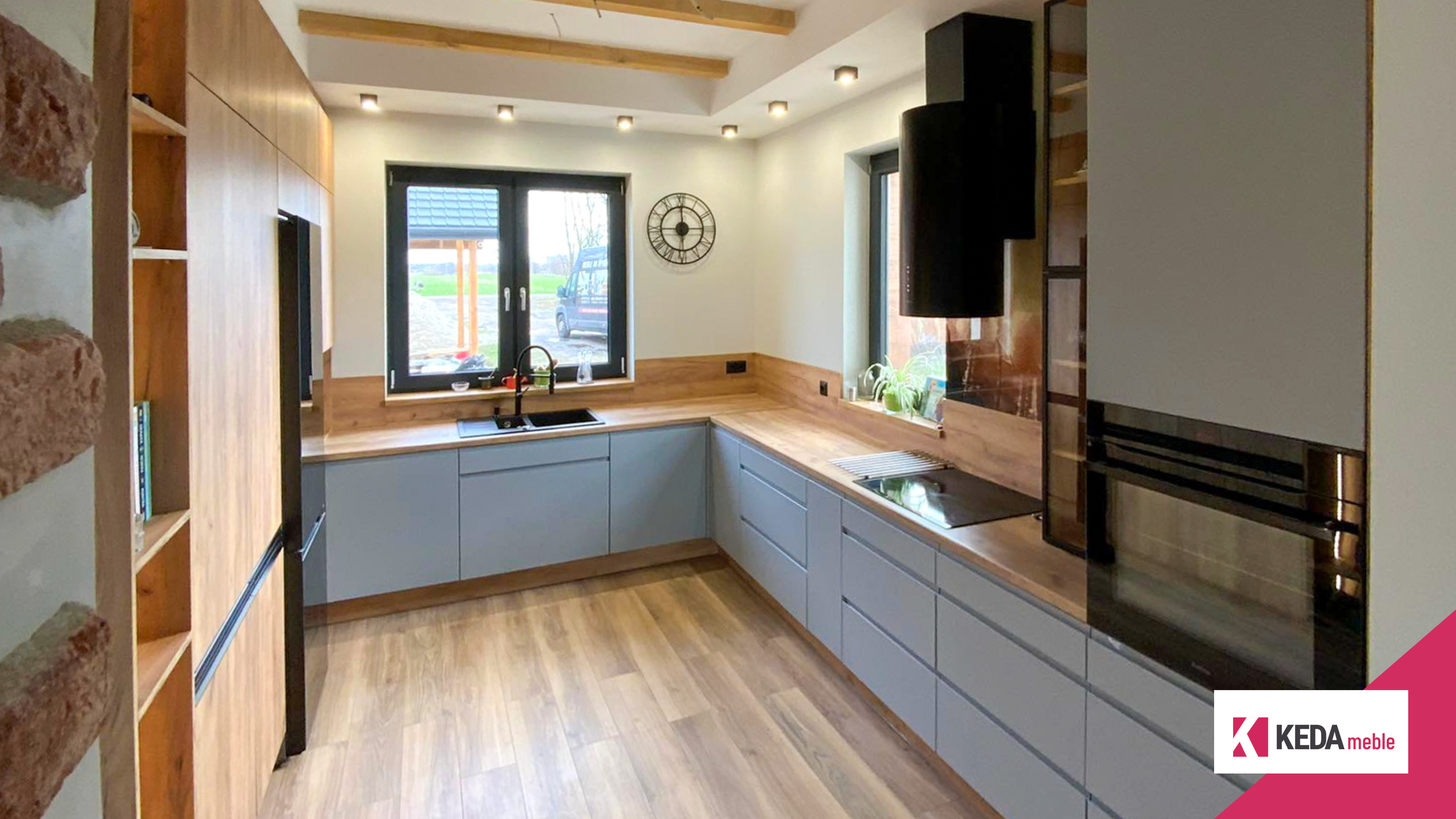 Przestronna kuchnia na wymiar. Zapraszamy do skorzystania z oferty mebli wysokiej jakości, które spełnią wszystkie Twoje oczekiwania. 48 509874775