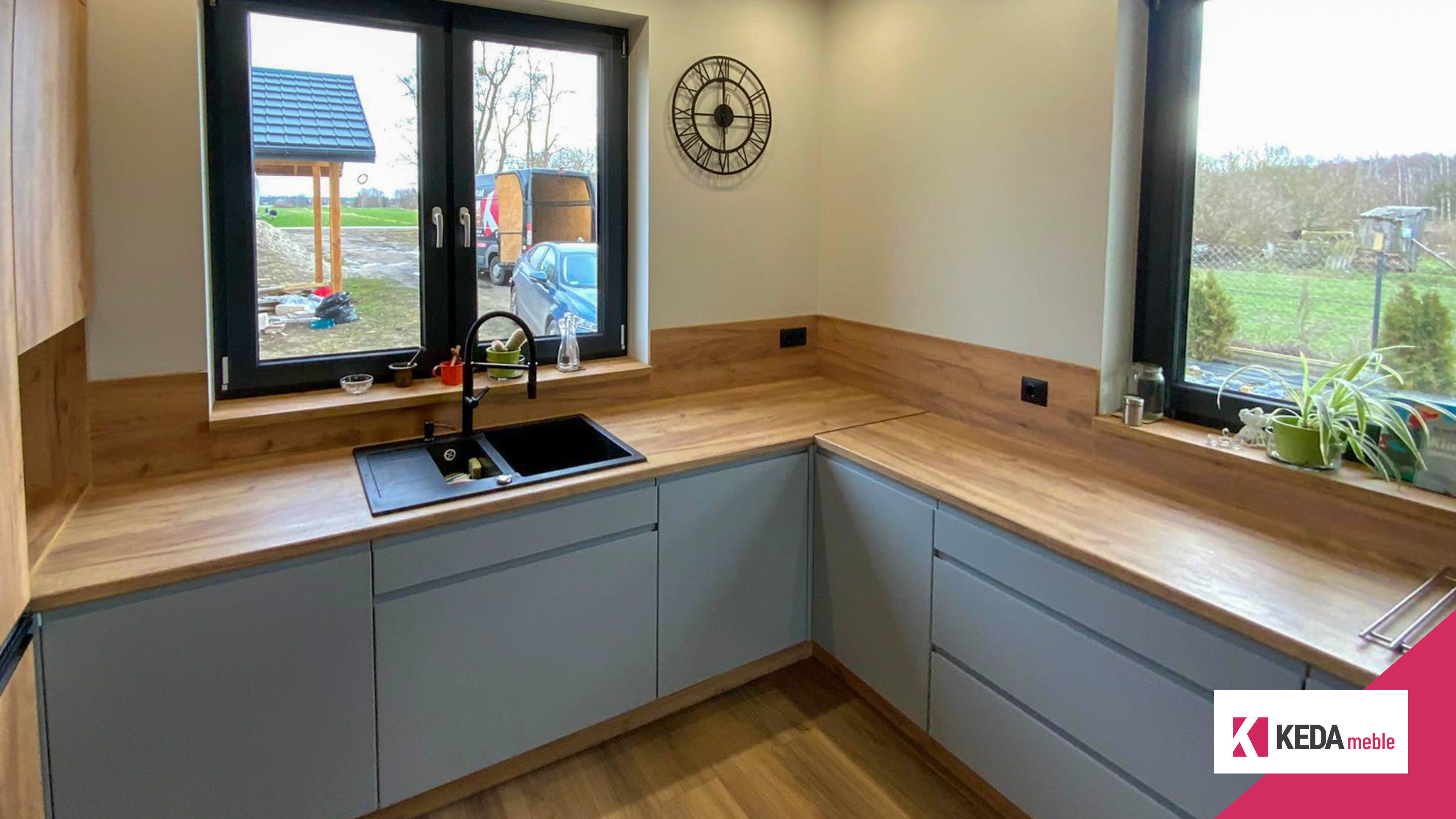 Przestronna kuchnia na wymiar. Zapraszamy do skorzystania z oferty mebli wysokiej jakości, które spełnią wszystkie Twoje oczekiwania. 48 509874775