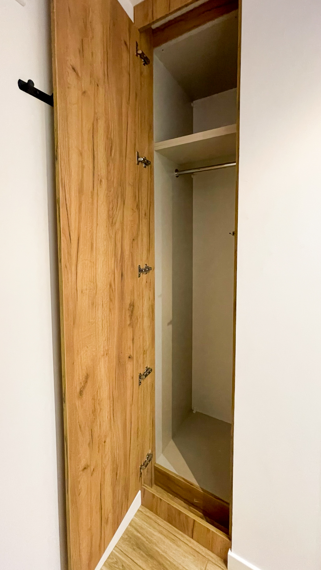 Schowek w ścianie na deskę do prasowania od Keda Meble