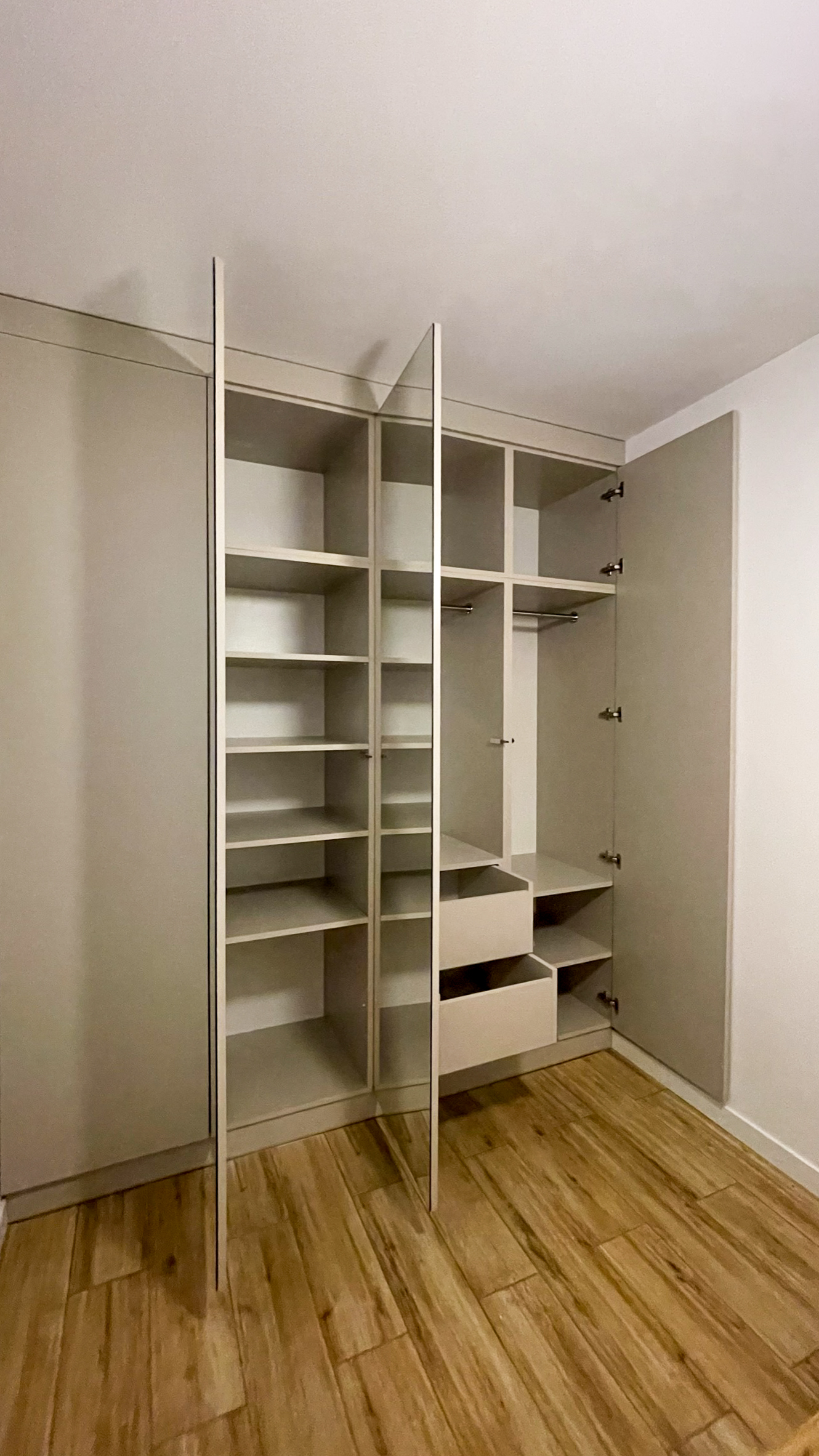 Funkcjonalna garderoba na wymiar od Keda Meble