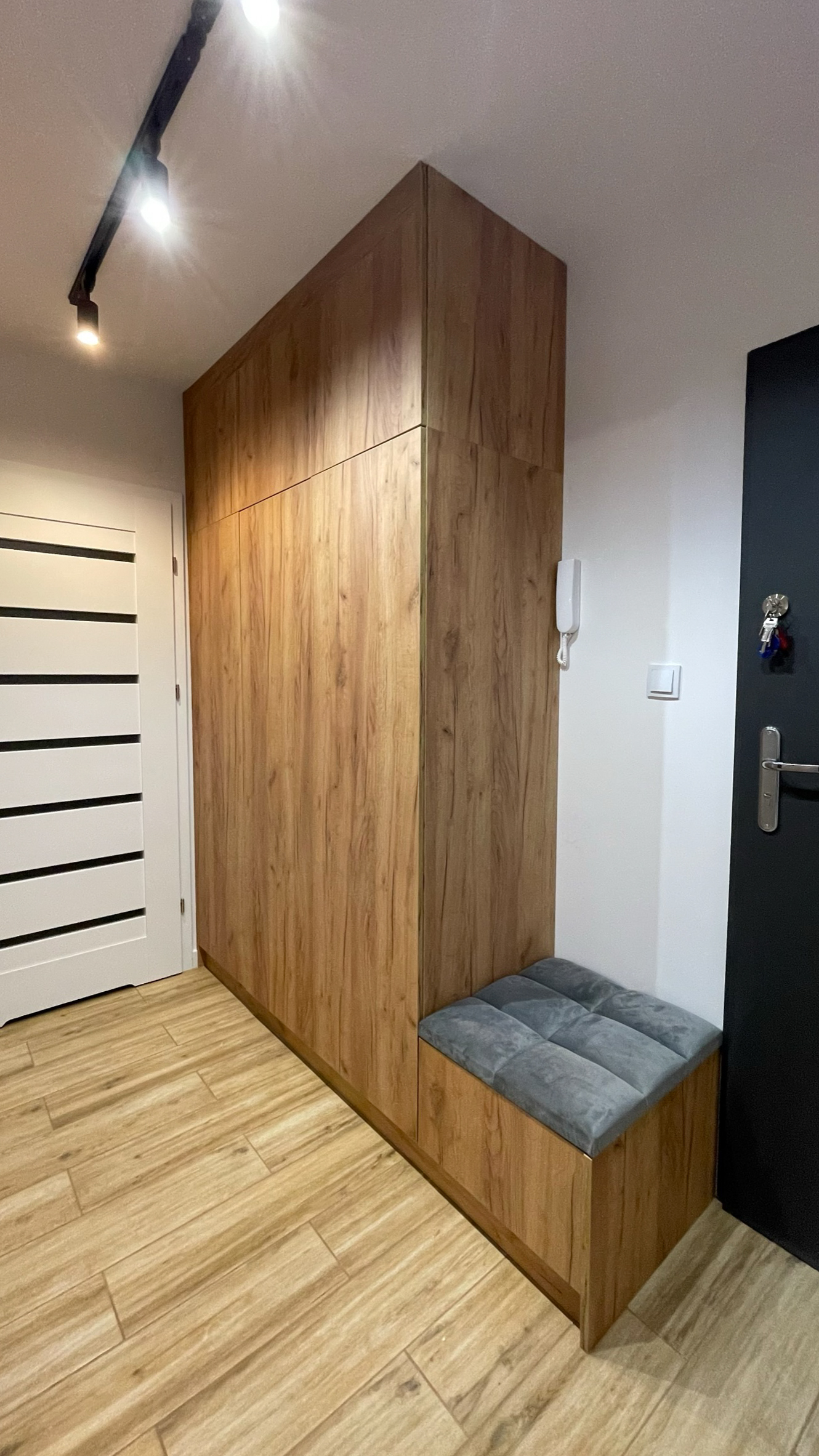 Szafa w przedpokju z pikowanym siedziskiem od Keda Meble