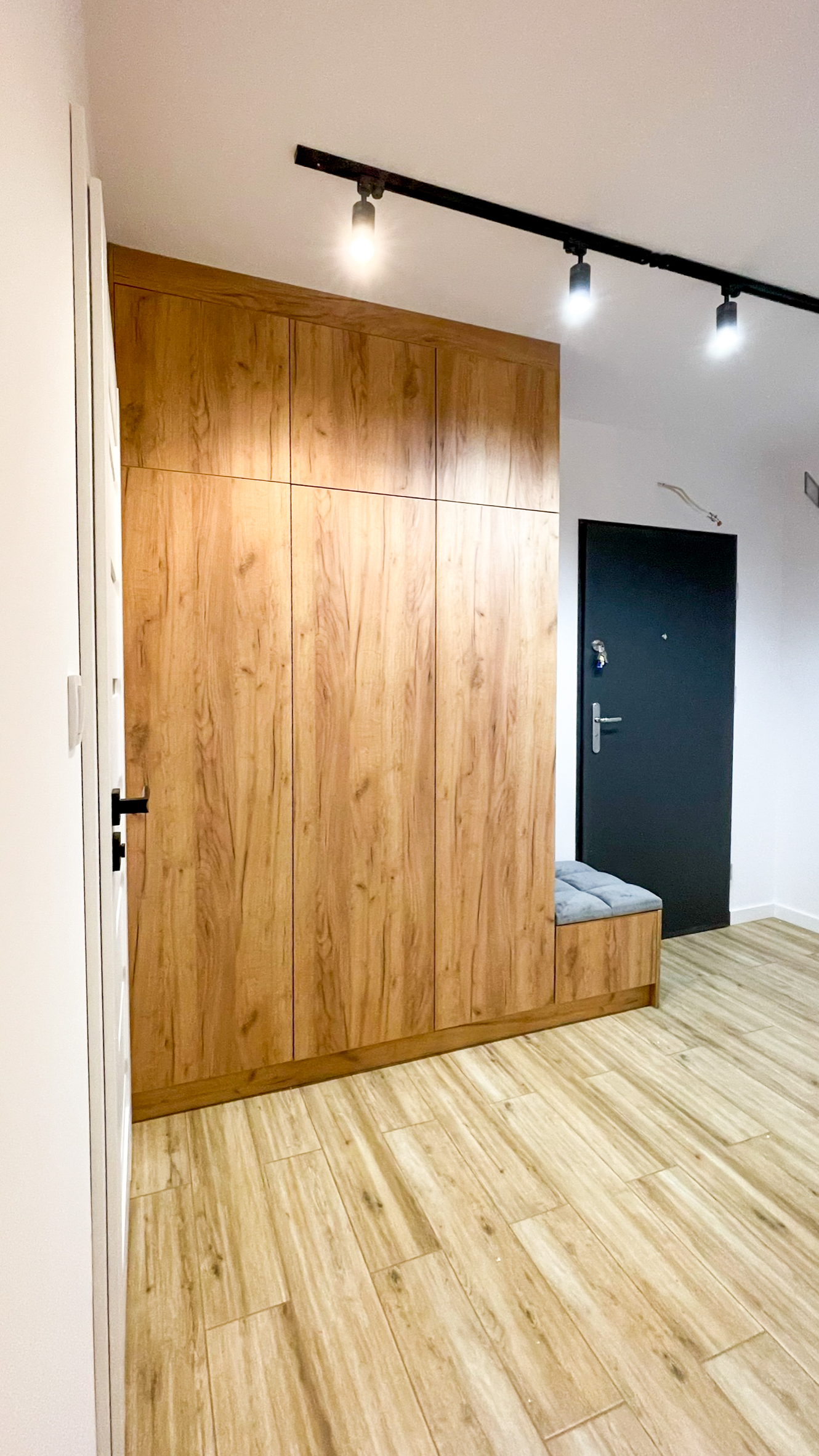 Szafa w przedpokju z pikowanym siedziskiem od Keda Meble