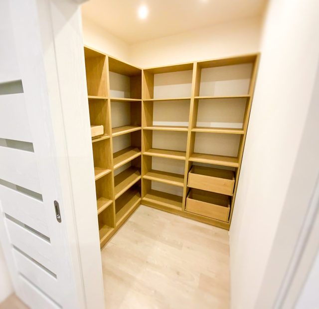 Praktyczna garderoba z przemyślnym podziałem na strefy dla różnych rodzajów odzieży.