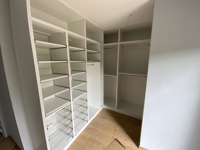 Praktyczna garderoba z przemyślnym podziałem na strefy dla różnych rodzajów odzieży.