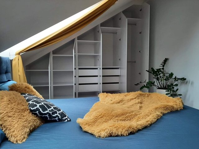 Praktyczna garderoba z przemyślnym podziałem na strefy dla różnych rodzajów odzieży.