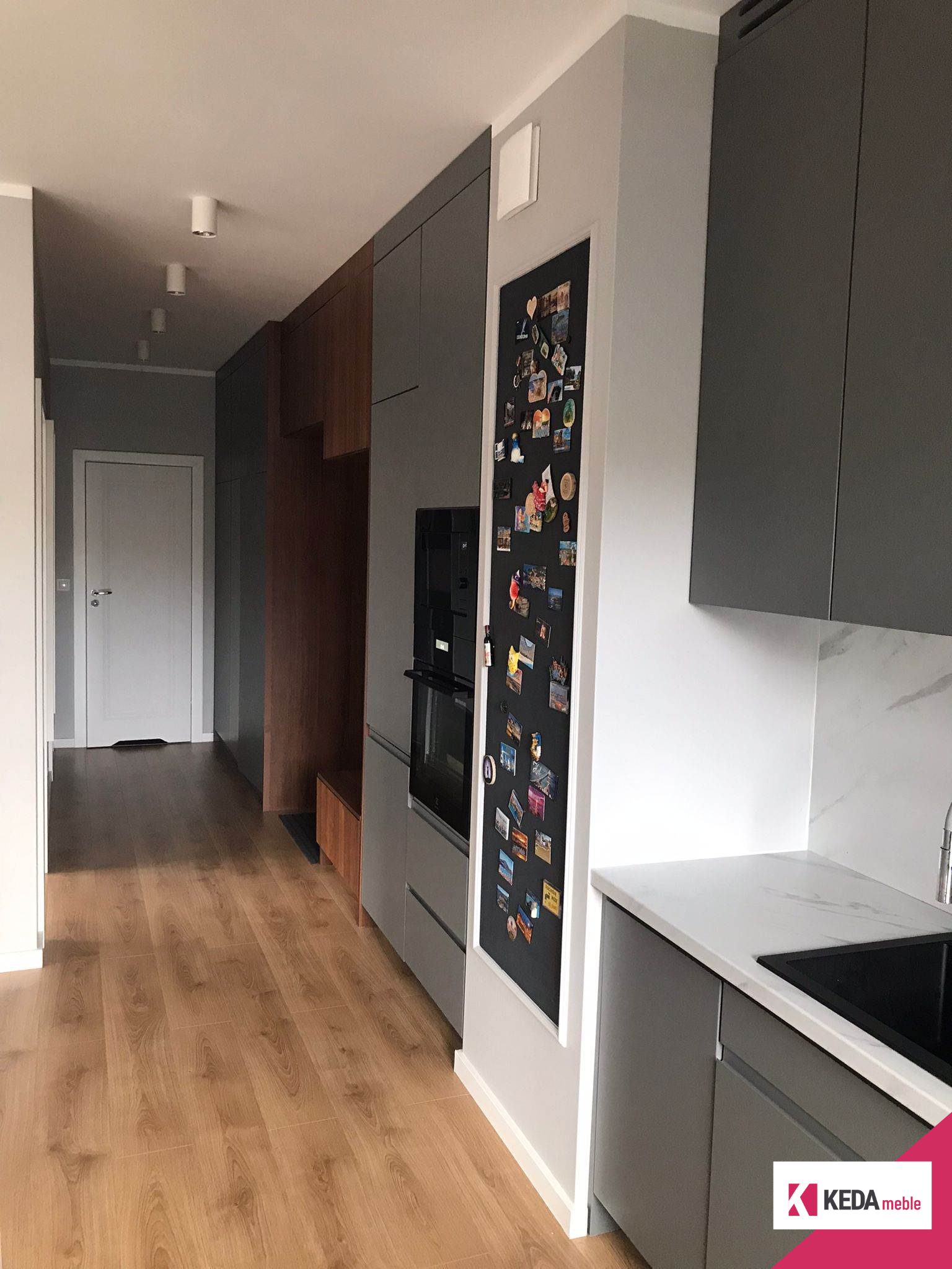 Nowoczesne i funkcjonalne mieszkanie z elegancką kuchnią i praktyczną sypialnią