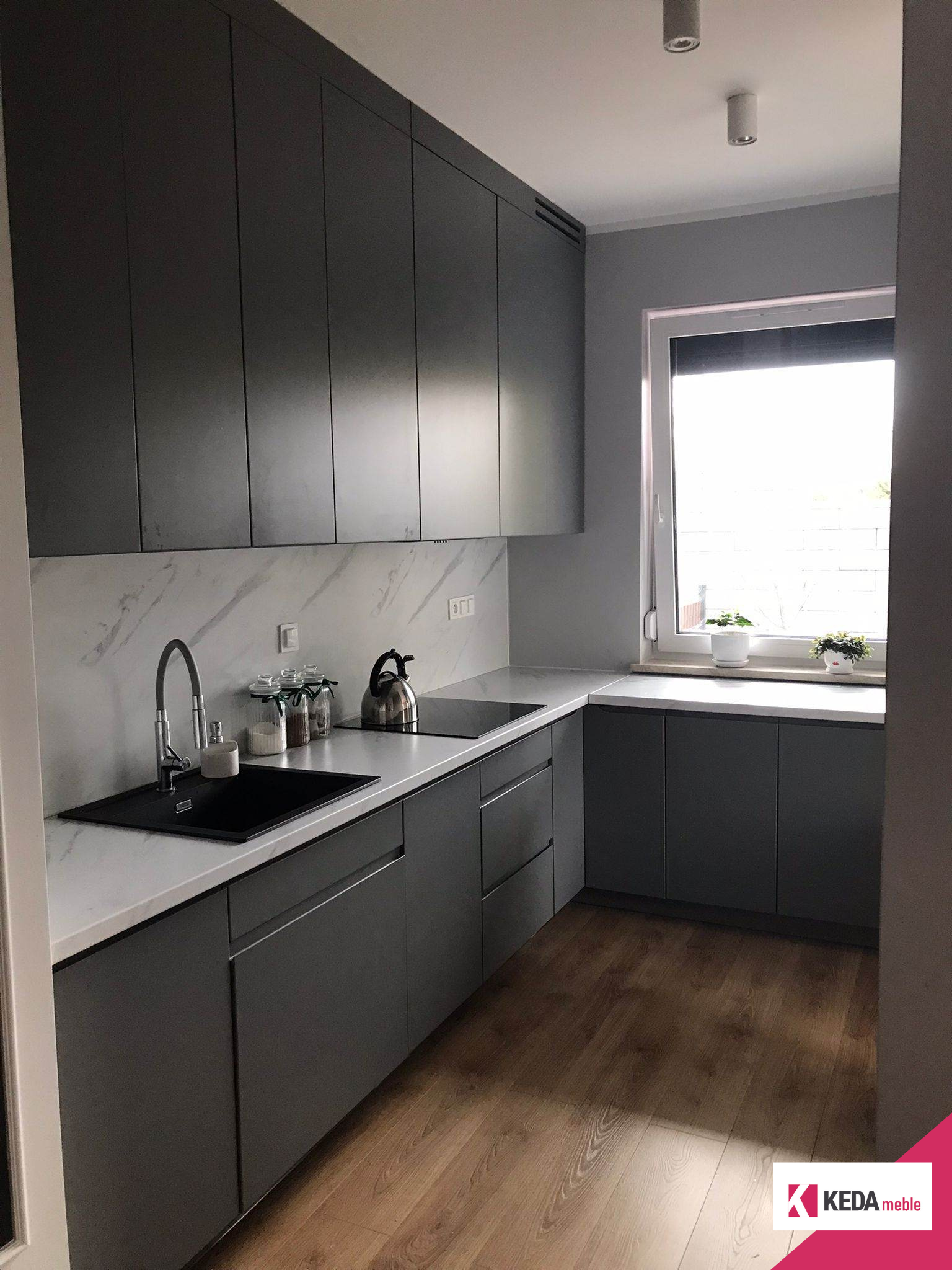 Nowoczesne i funkcjonalne mieszkanie z elegancką kuchnią i praktyczną sypialnią