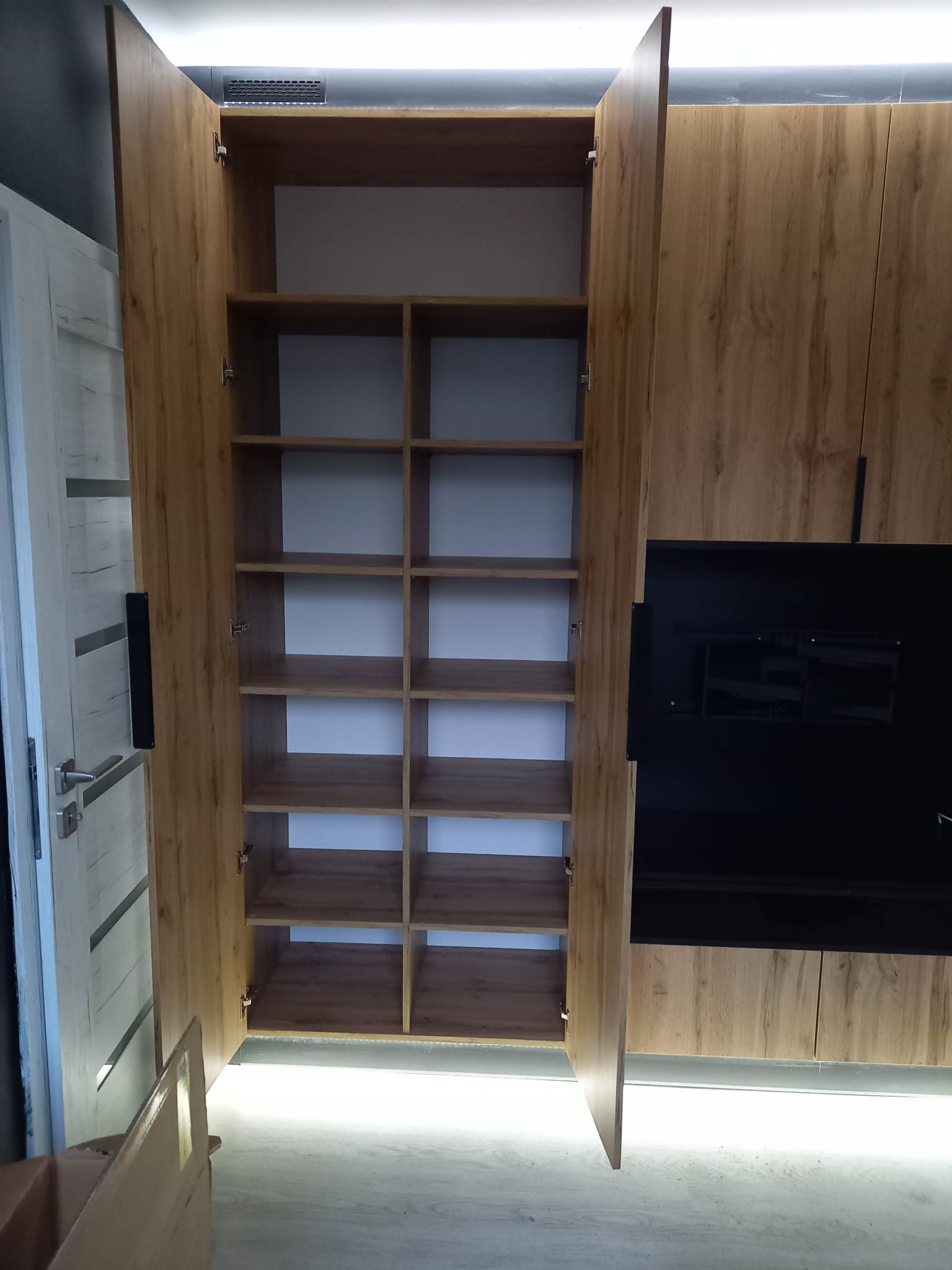 owoczesna i funkcjonalna szafa zintegrowana z szafką RTV z listwami LED od Keda Meble