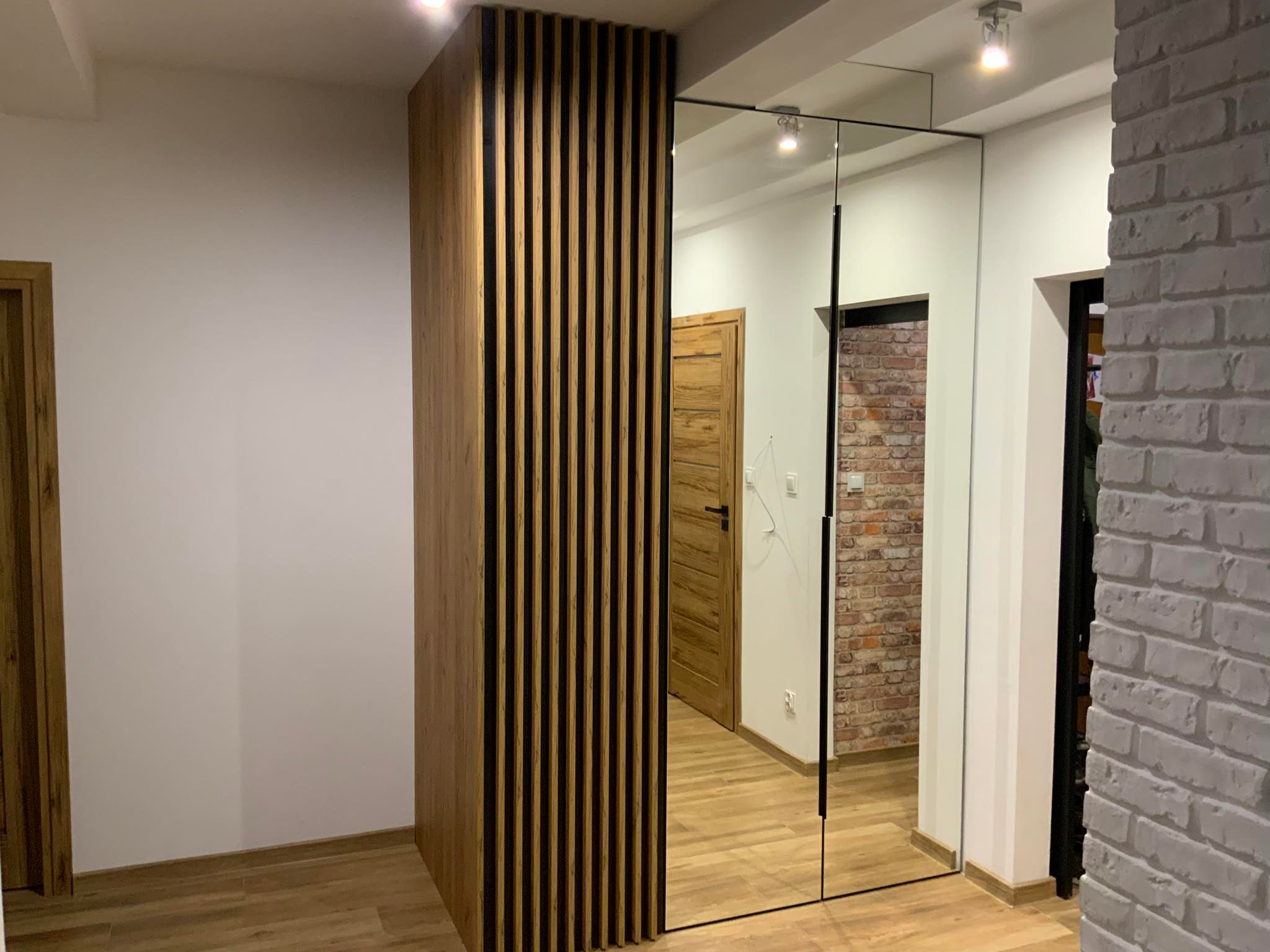 Stylowa i funkcjonalna szafa na wymiar od Keda Meble w przedpokoju