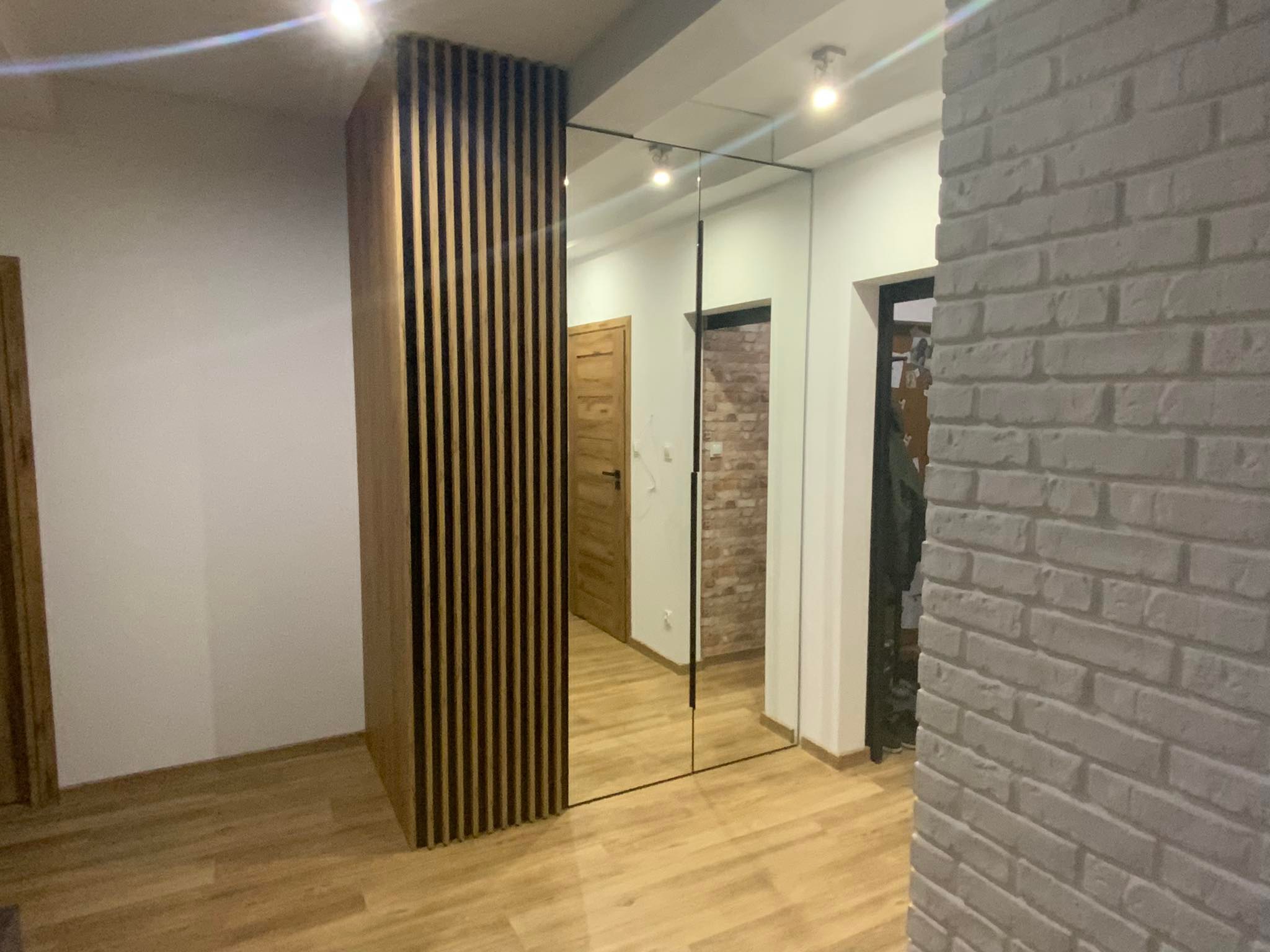 Stylowa i funkcjonalna szafa na wymiar od Keda Meble w przedpokoju