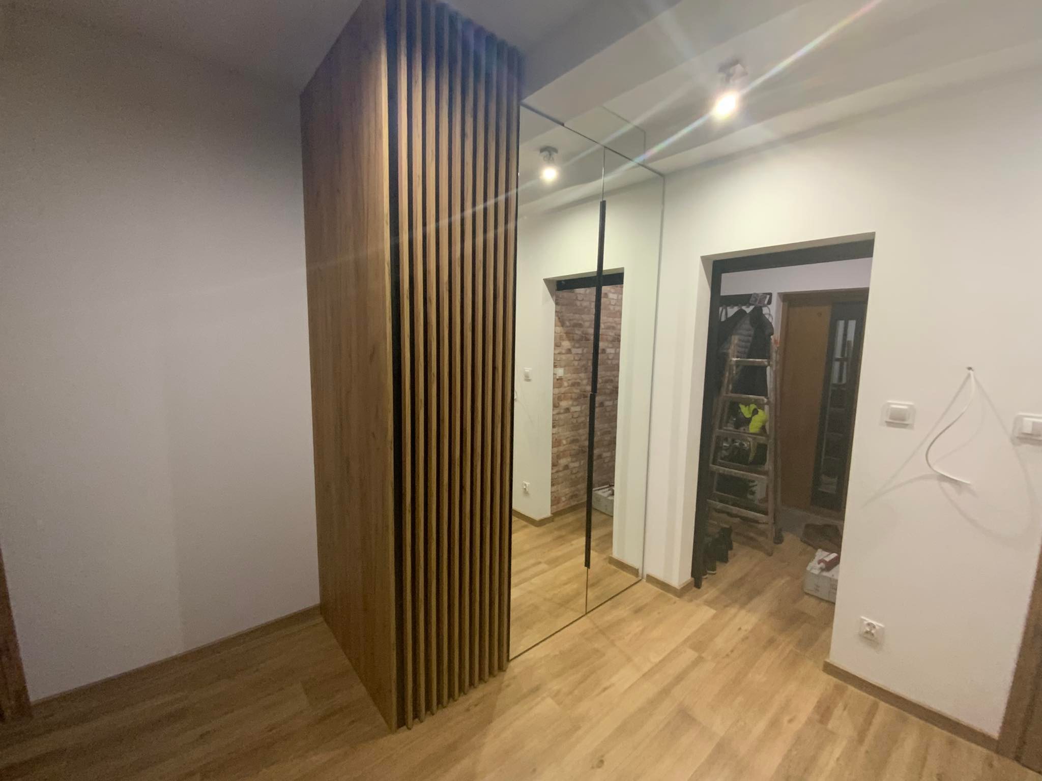 Stylowa i funkcjonalna szafa na wymiar od Keda Meble w przedpokoju