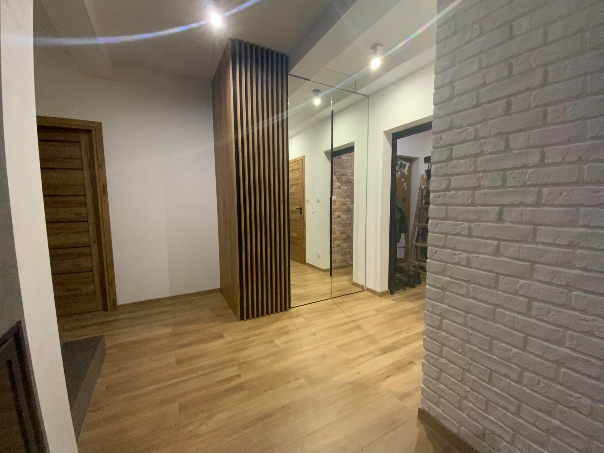 Stylowa i funkcjonalna szafa na wymiar od Keda Meble w przedpokoju