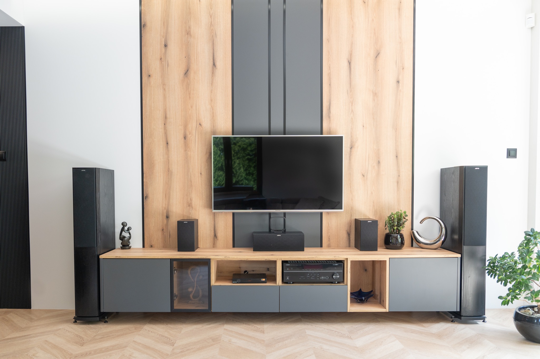 Stylowa witryna z podświetleniem LED w salonie – elegancja i funkcjonalność.