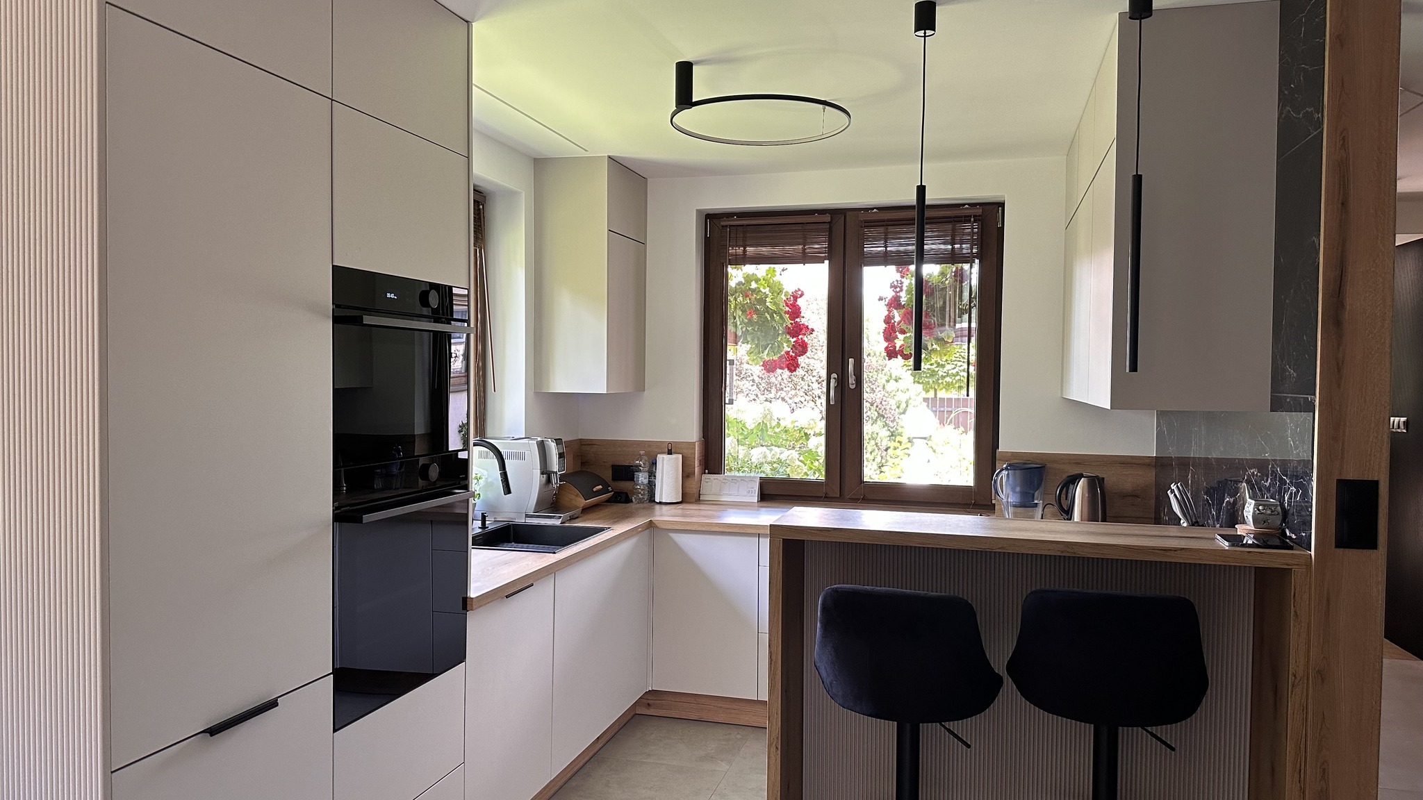 Nowoczesna kuchnia na wymiar z funkcjonalnymi szafkami –