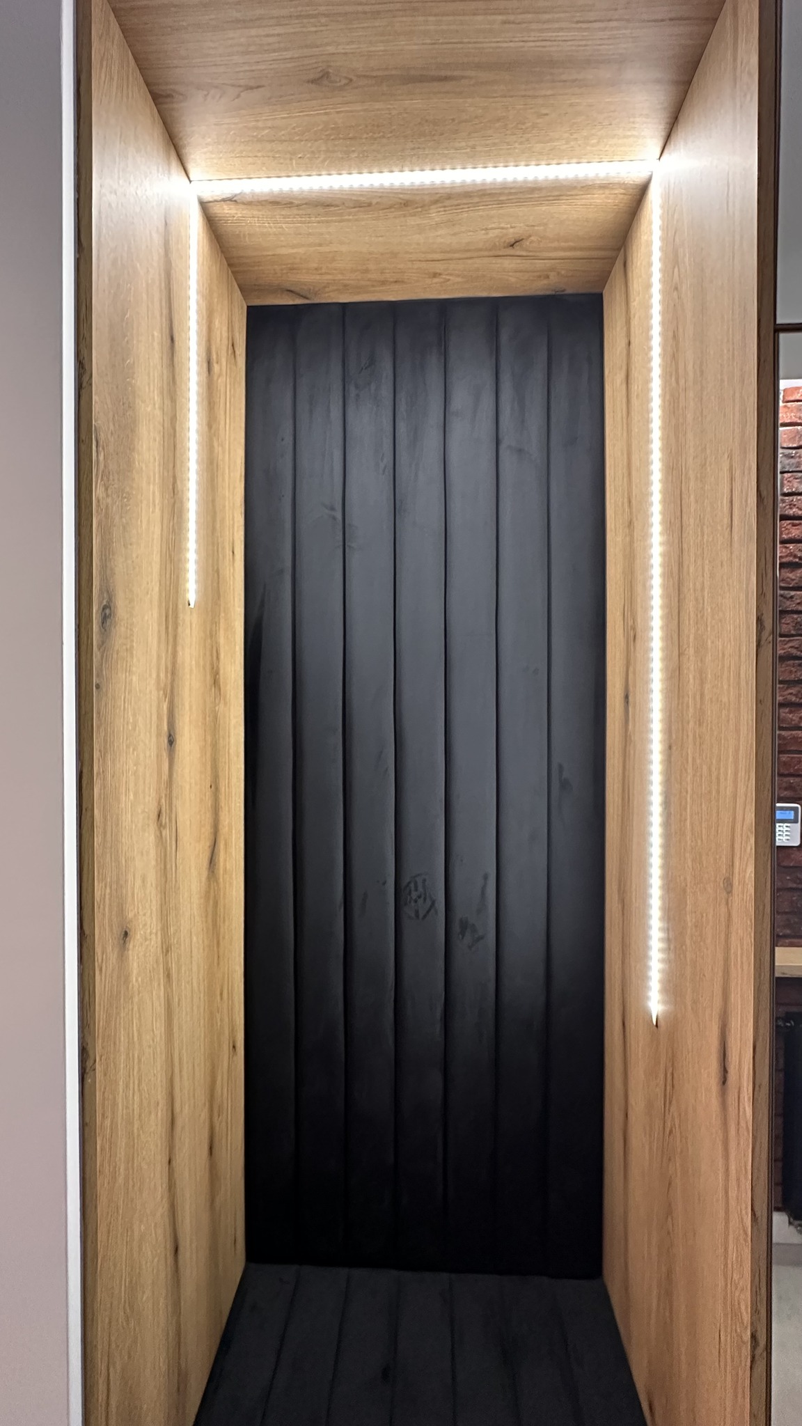 Zabudowa szafy w holu z nowoczesnym designem – projekt Keda Meble.