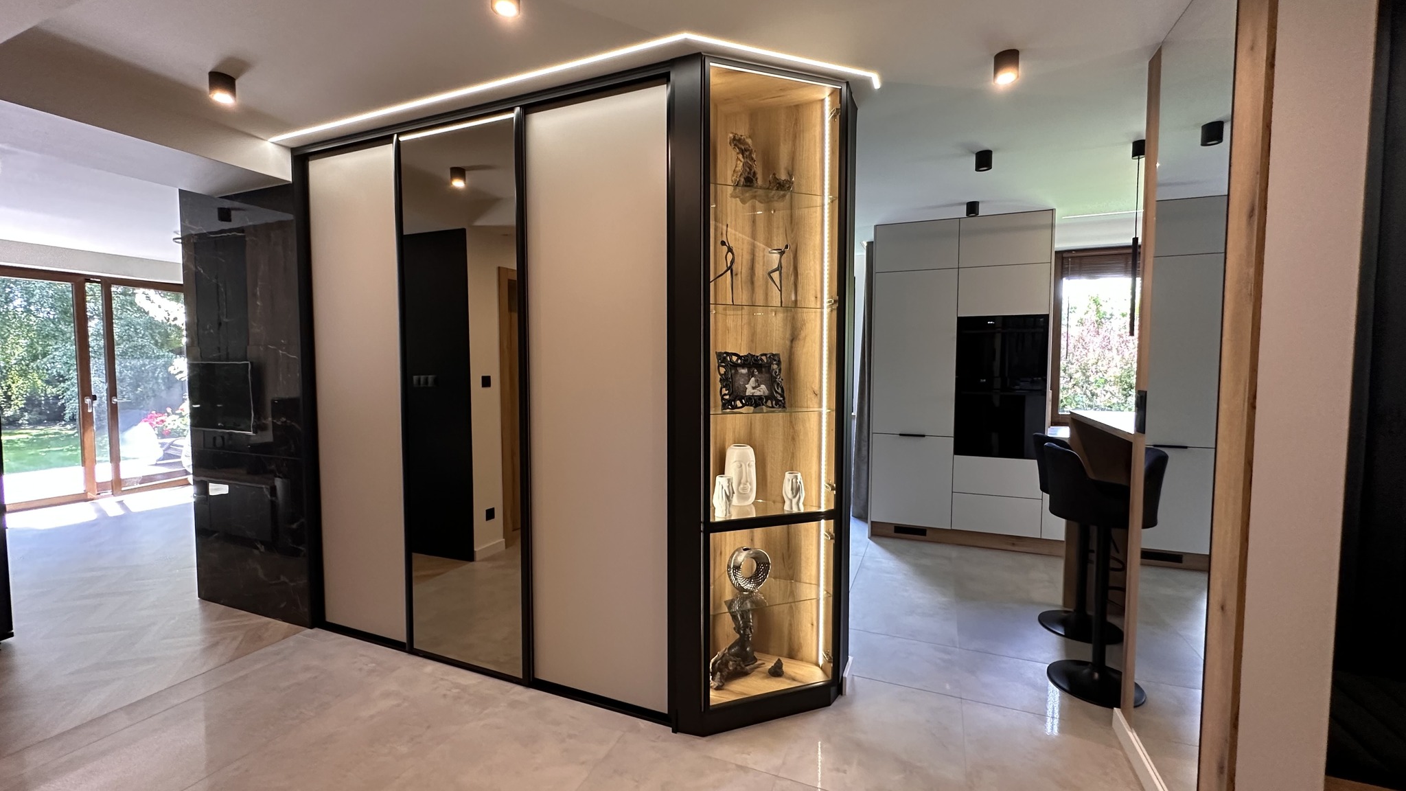 Garderoba z przemyślanym układem i nowoczesnym wykończeniem.